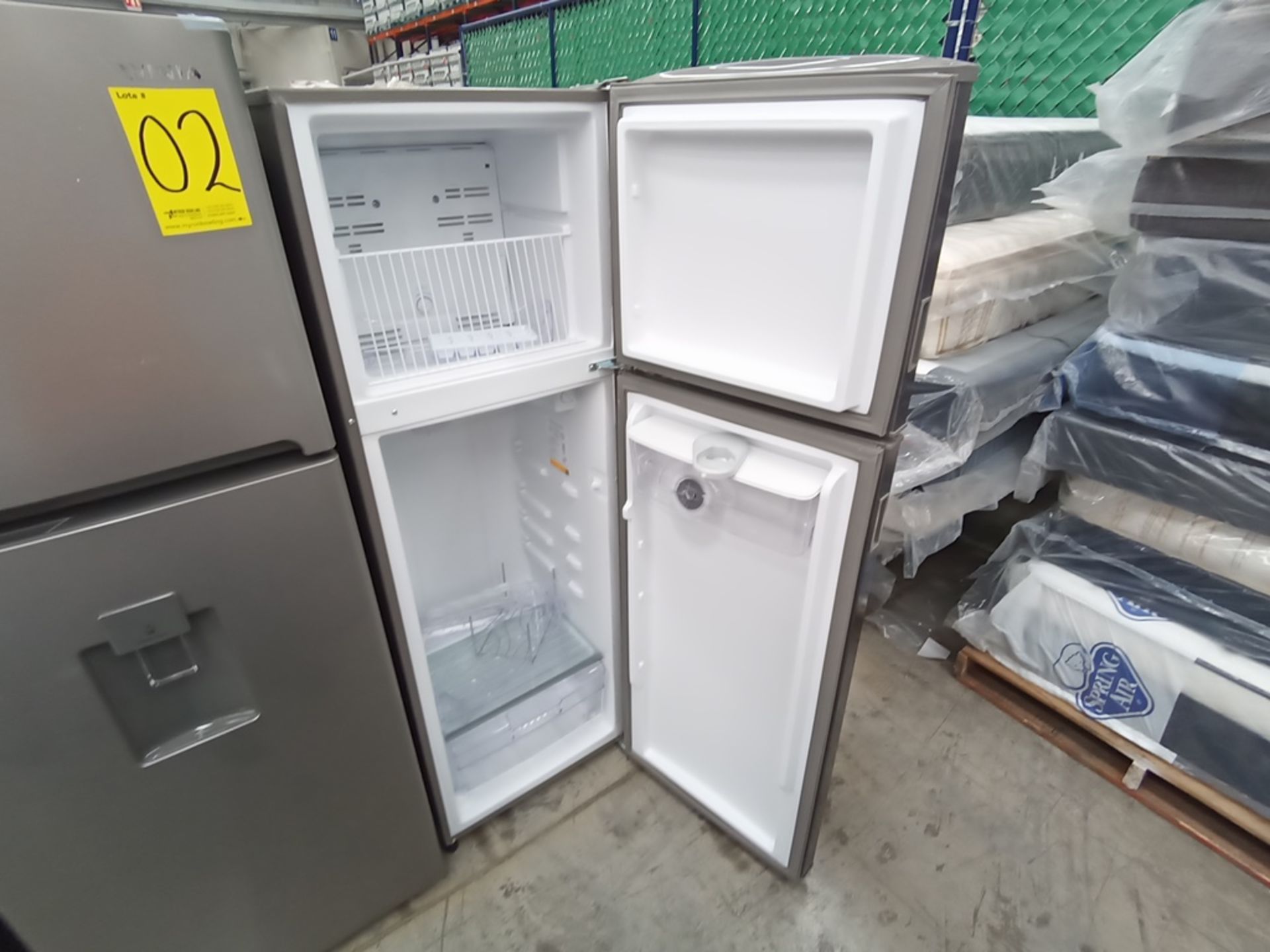 1 Refrigerador con dispensador de agua, marca Acros, Modelo AT096FG01, Serie VRA0636575, Color Gris - Image 7 of 10