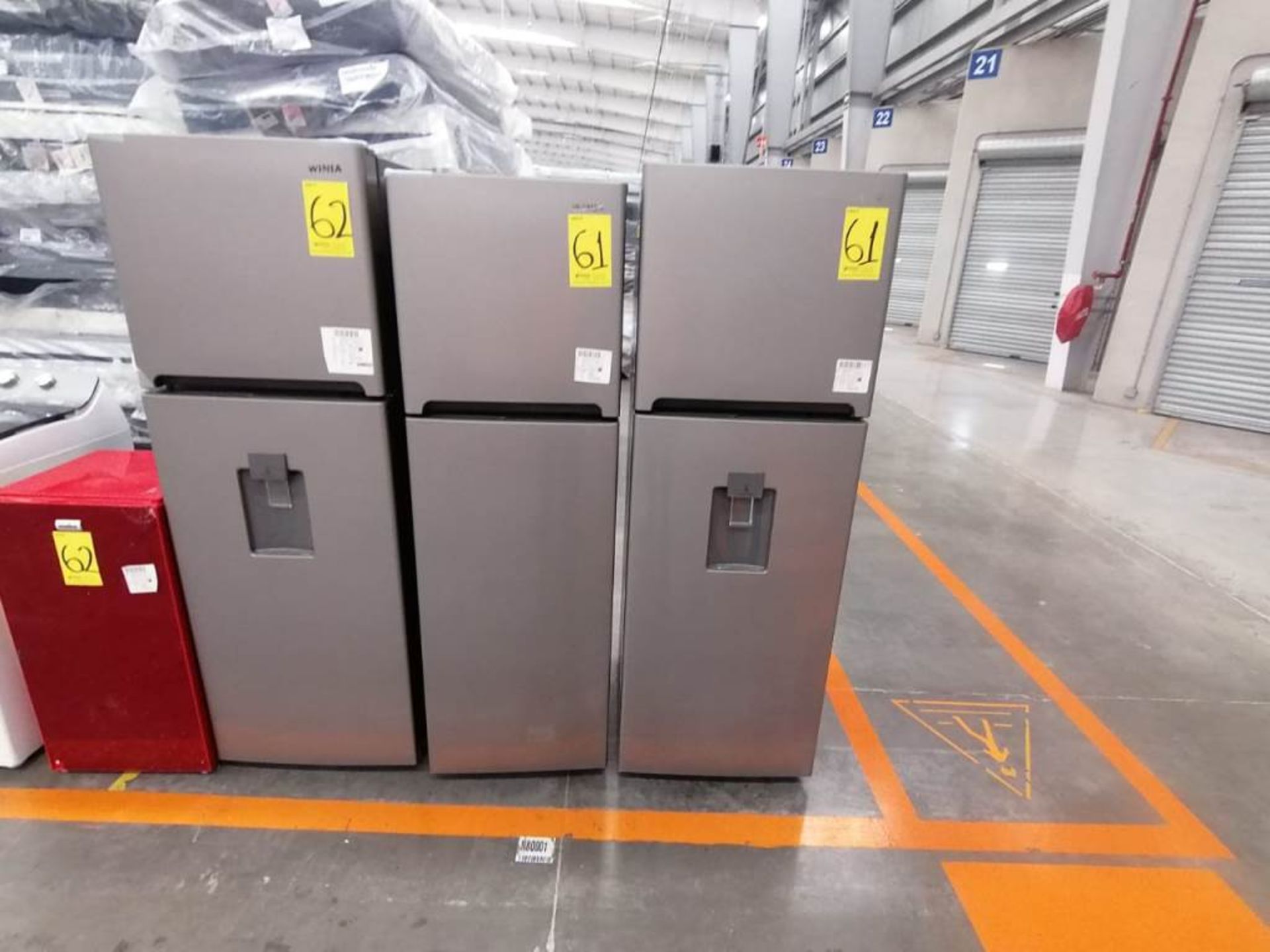 Lote de 2 Refrigeradores, Contiene 1 Refrigerador Marca Winia, Color Gris, Dos Puertas, Despachador - Image 6 of 13