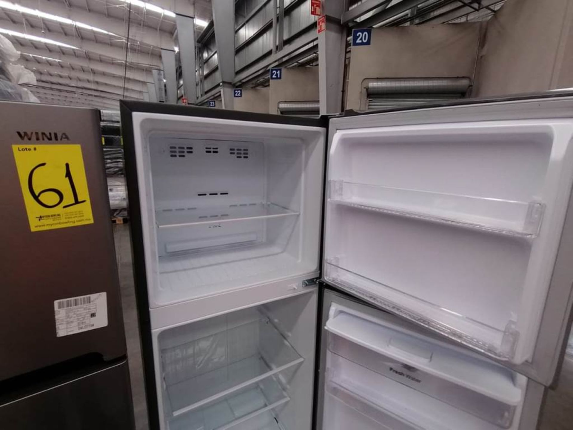 Lote de 2 Refrigeradores, Contiene 1 Refrigerador Marca Winia, Color Gris, Dos Puertas, Despachador - Image 8 of 13