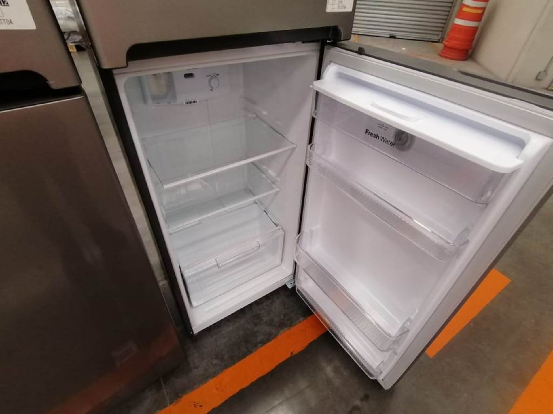 Lote de 2 Refrigeradores, Contiene 1 Refrigerador Marca Winia, Color Gris, Dos Puertas, Despachador - Image 9 of 13