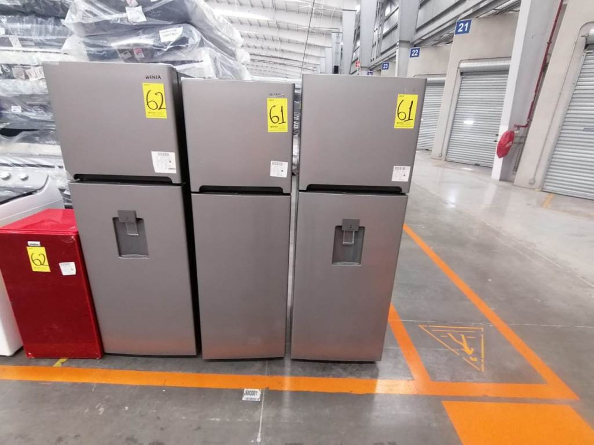 Lote de 2 Refrigeradores, Contiene 1 Refrigerador Marca Winia, Color Gris, Dos Puertas, Despachador - Image 5 of 13