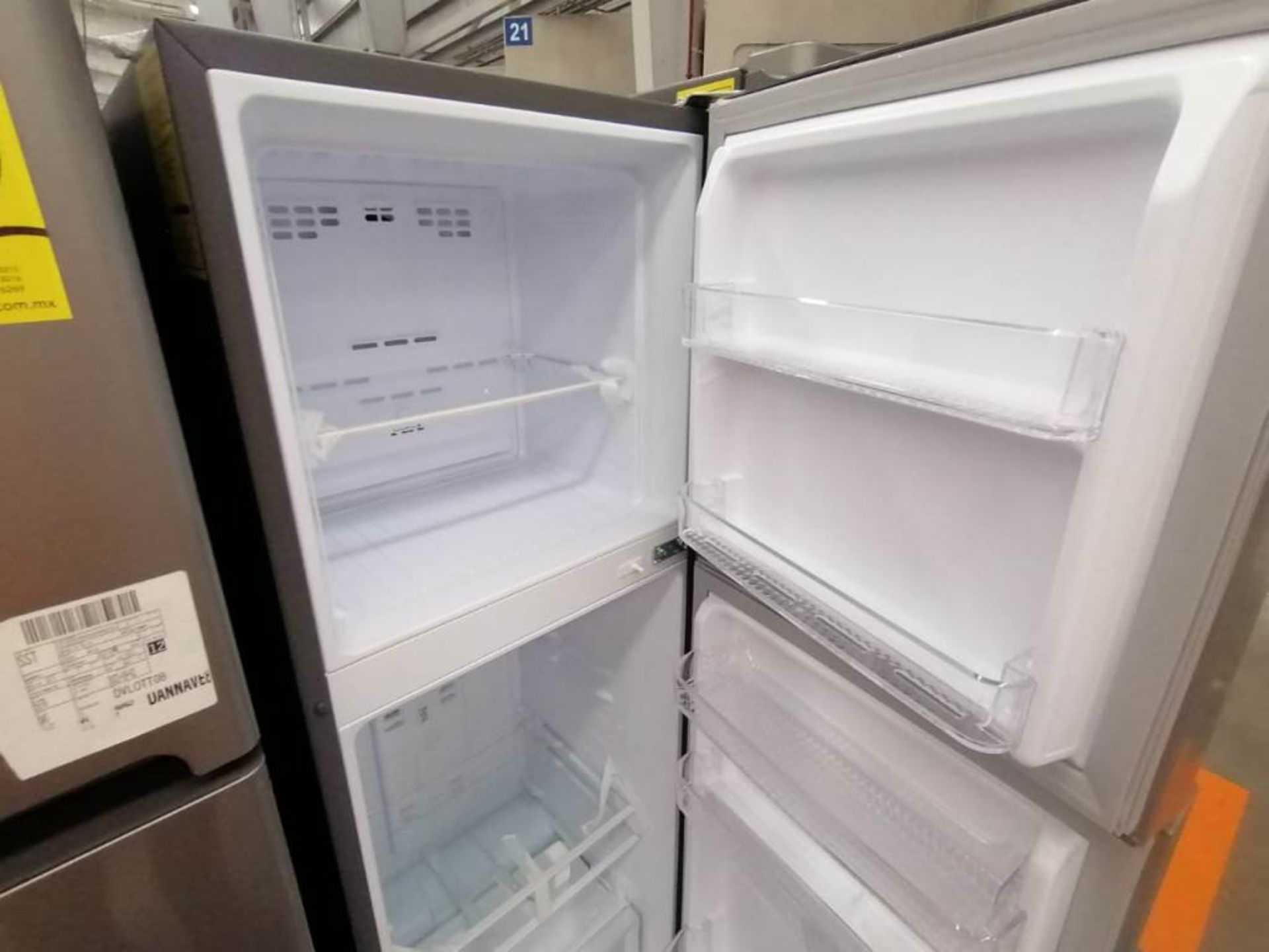 Lote de 2 Refrigeradores, Contiene 1 Refrigerador Marca Winia, Color Gris, Dos Puertas, Despachador - Image 7 of 13