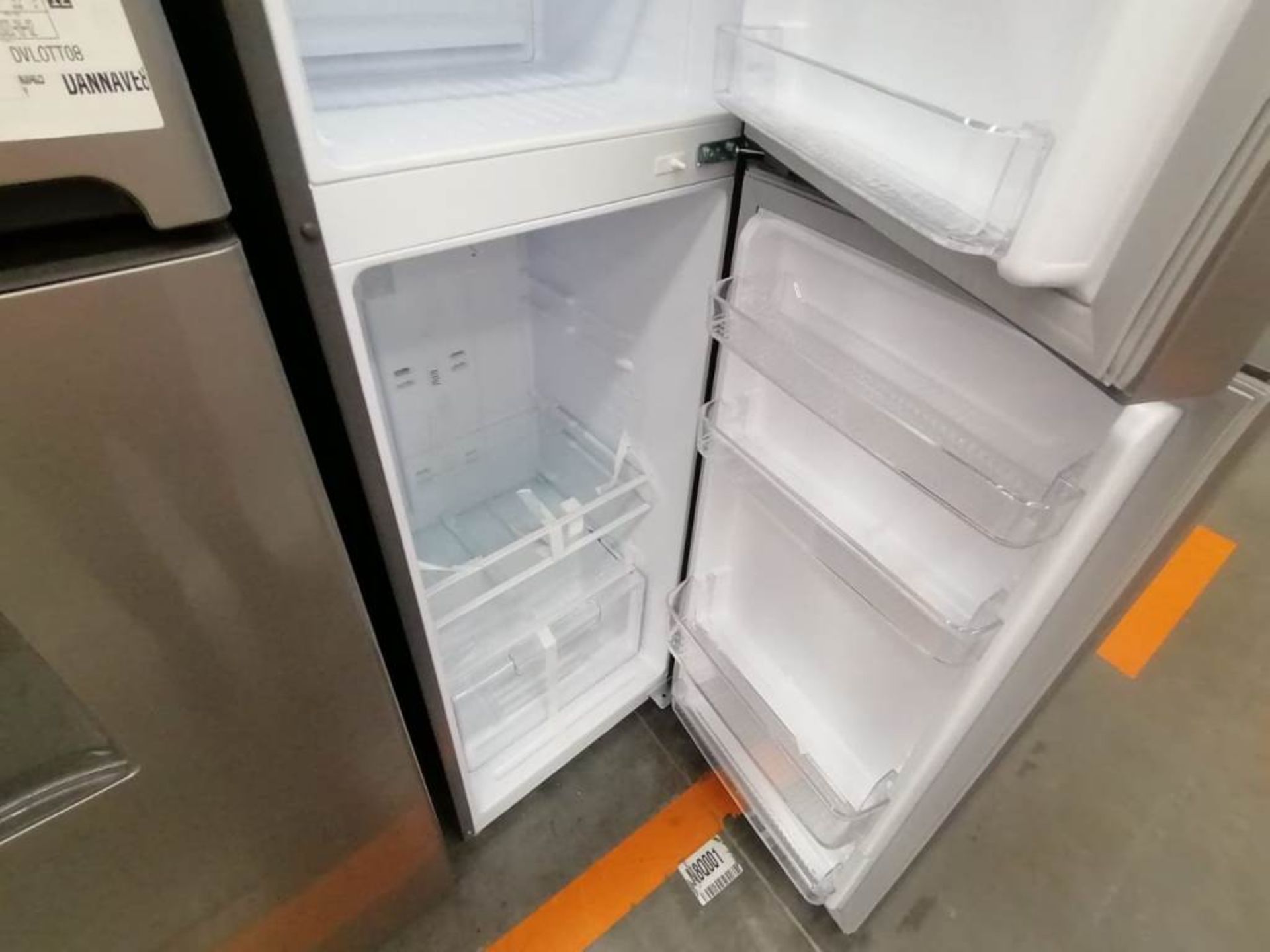 Lote de 2 Refrigeradores, Contiene 1 Refrigerador Marca Winia, Color Gris, Dos Puertas, Despachador - Image 10 of 13