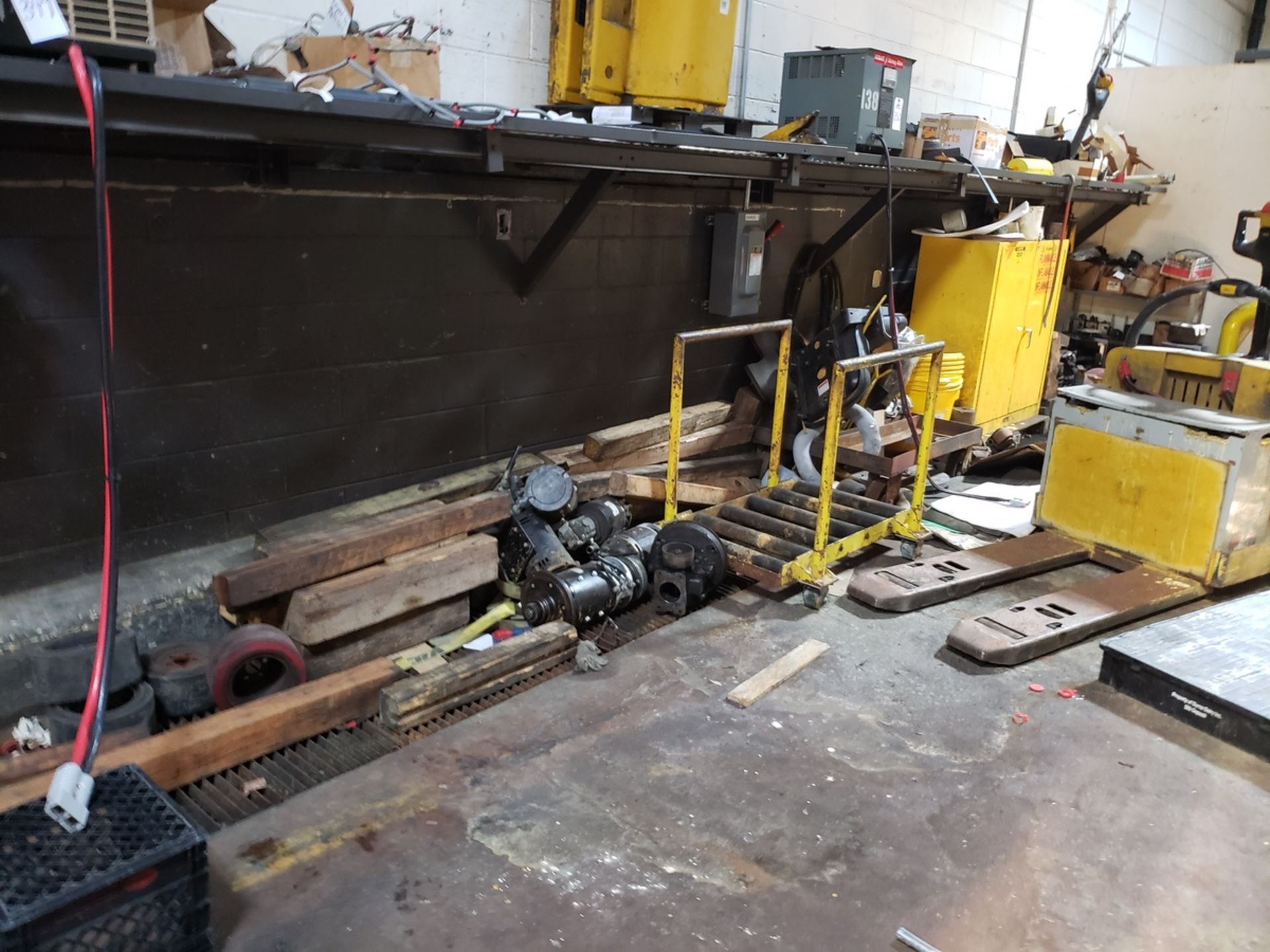 Contents of Forklift Repair Shop, Excluding any Previous Lotted Items | Rig Fee: $1800 - Image 8 of 8