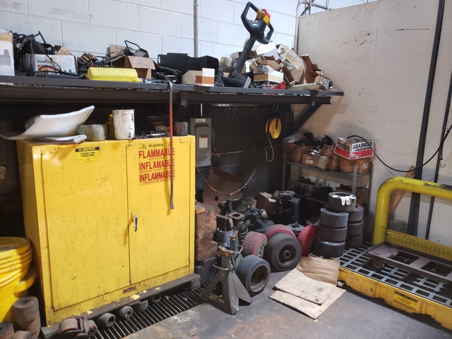 Contents of Forklift Repair Shop, Excluding any Previous Lotted Items | Rig Fee: $1800 - Image 7 of 8