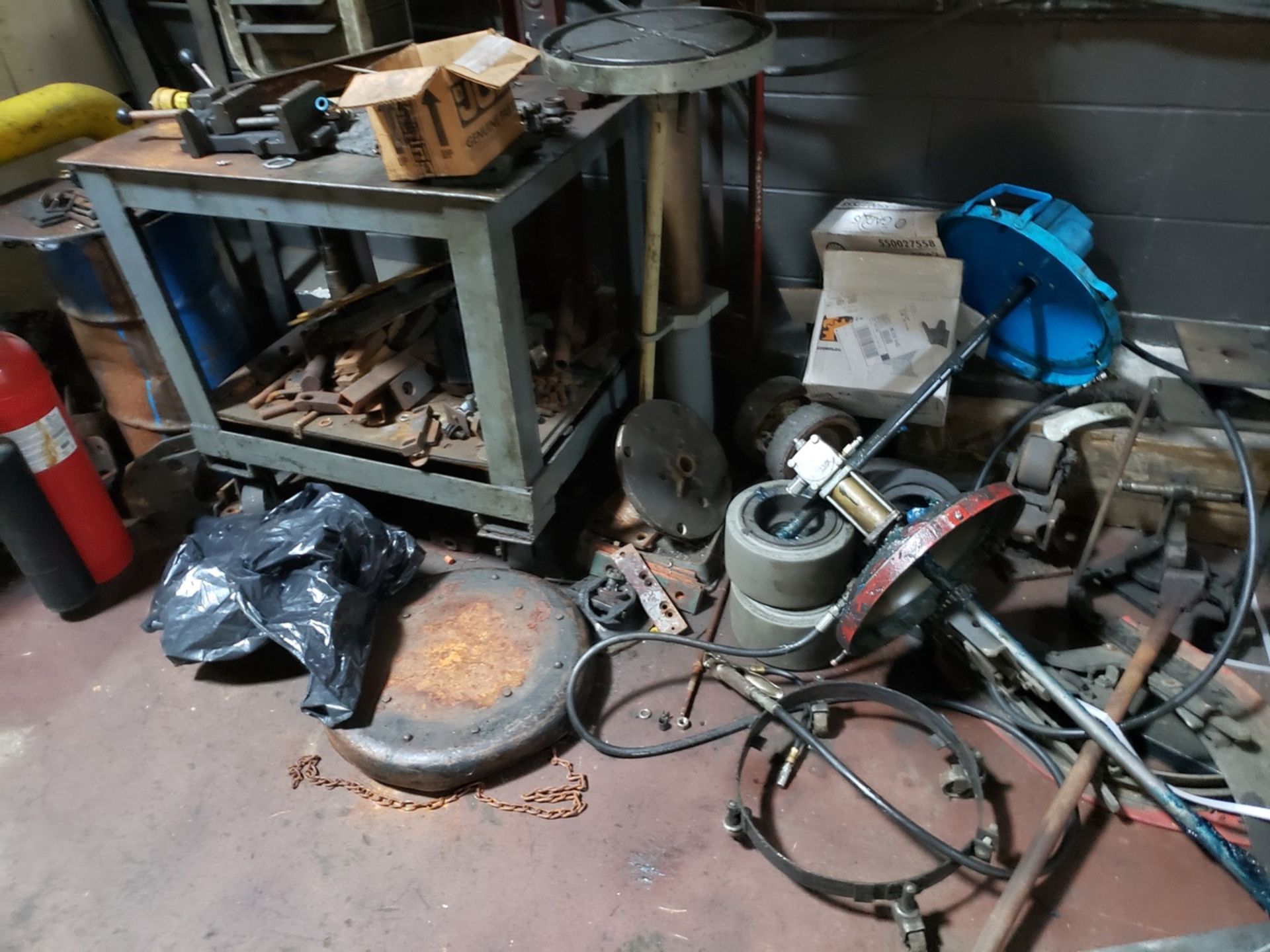 Contents of Forklift Repair Shop, Excluding any Previous Lotted Items | Rig Fee: $1800 - Image 6 of 8