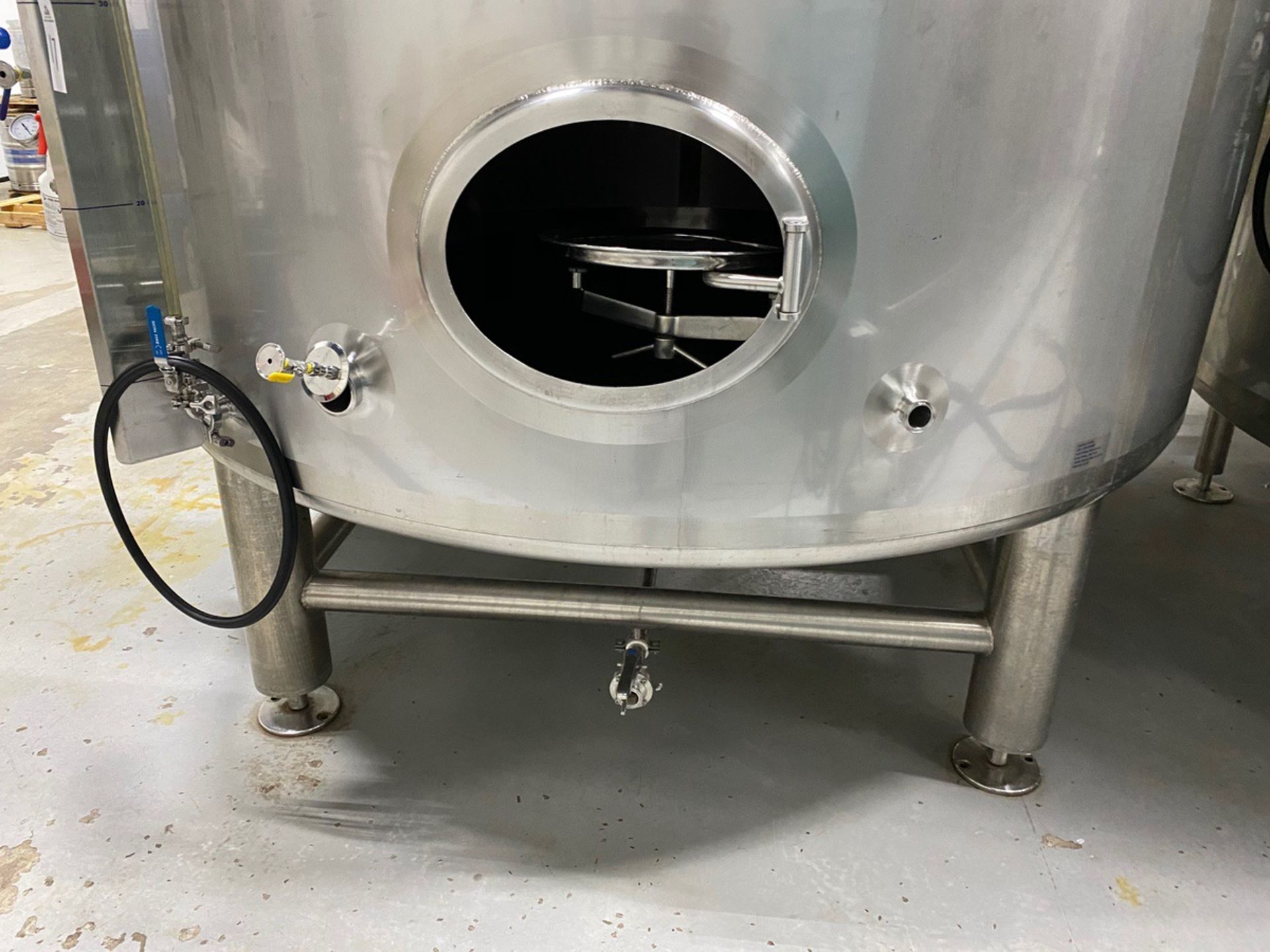 2015 Quality Tank 120 BBL Brite Tank, Center Outlet Dish Bo - Subj to Bulks | Rig Fee: $3000 Cradled - Image 4 of 9