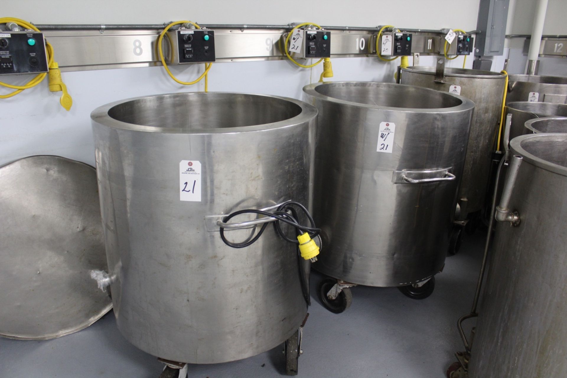 (2) 75-GALLON APPROX STAINLESS SELF CONTAINED HEATED TANKS, 31.5" ID X 20" SID | Reqd Rig Fee: $50