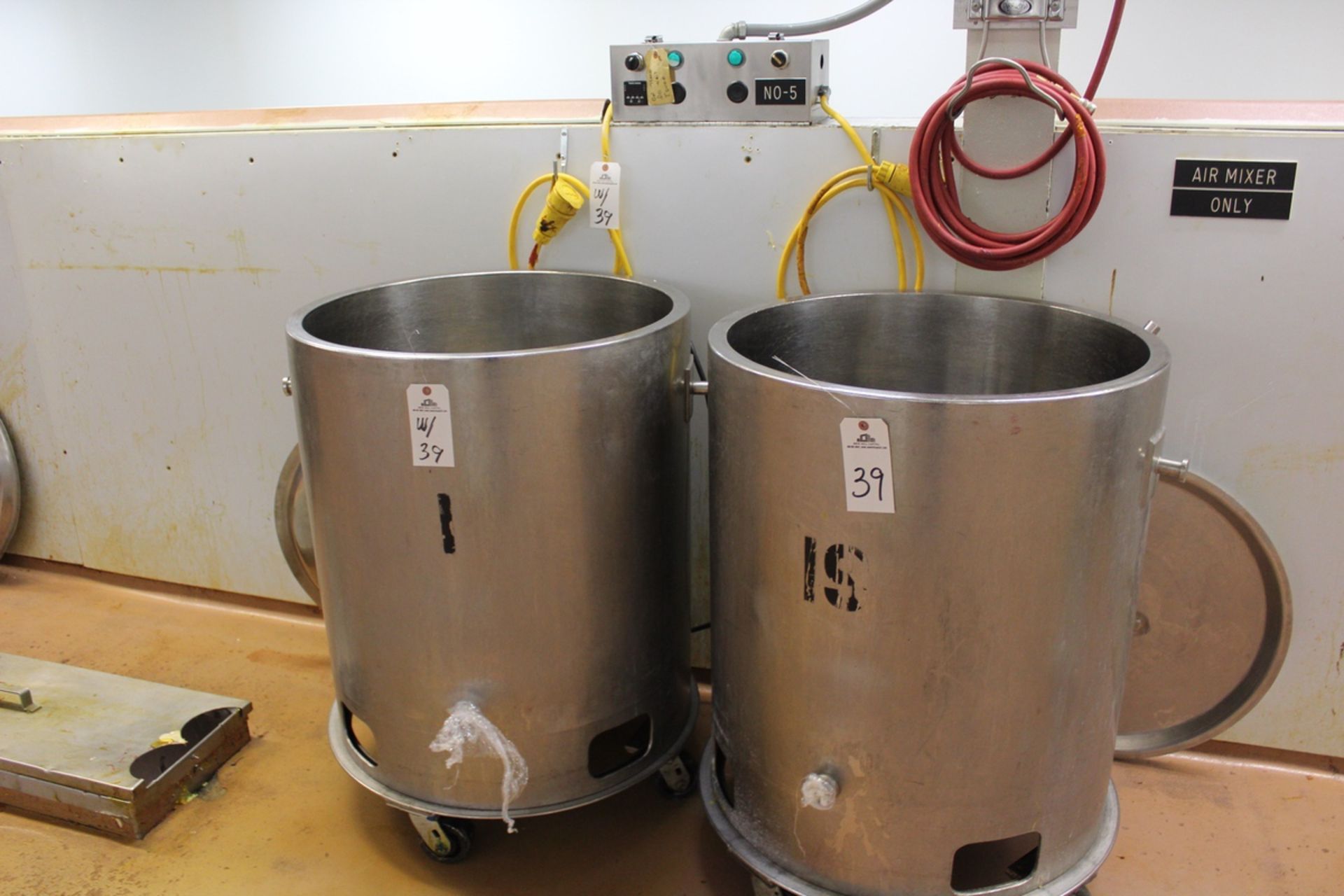 (2) 75-GALLON APPROX STAINLESS SELF CONTAINED HEATED TANKS, 31.5" ID X 20" SID | Reqd Rig Fee: $50