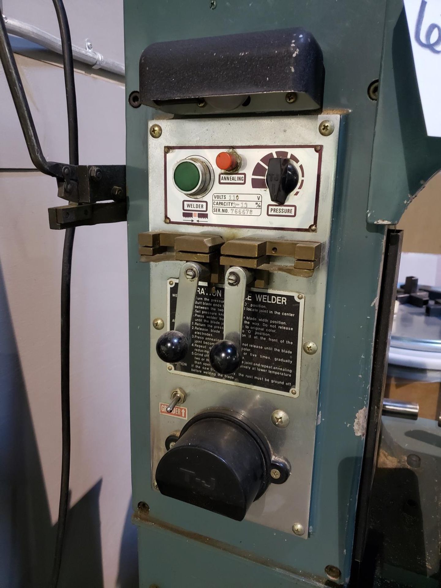 MANHATTAN INDUSTRIAL MODEL 951461 BAND SAW, S/N; 73196 | Reqd Rig Fee: $100 - Image 4 of 4