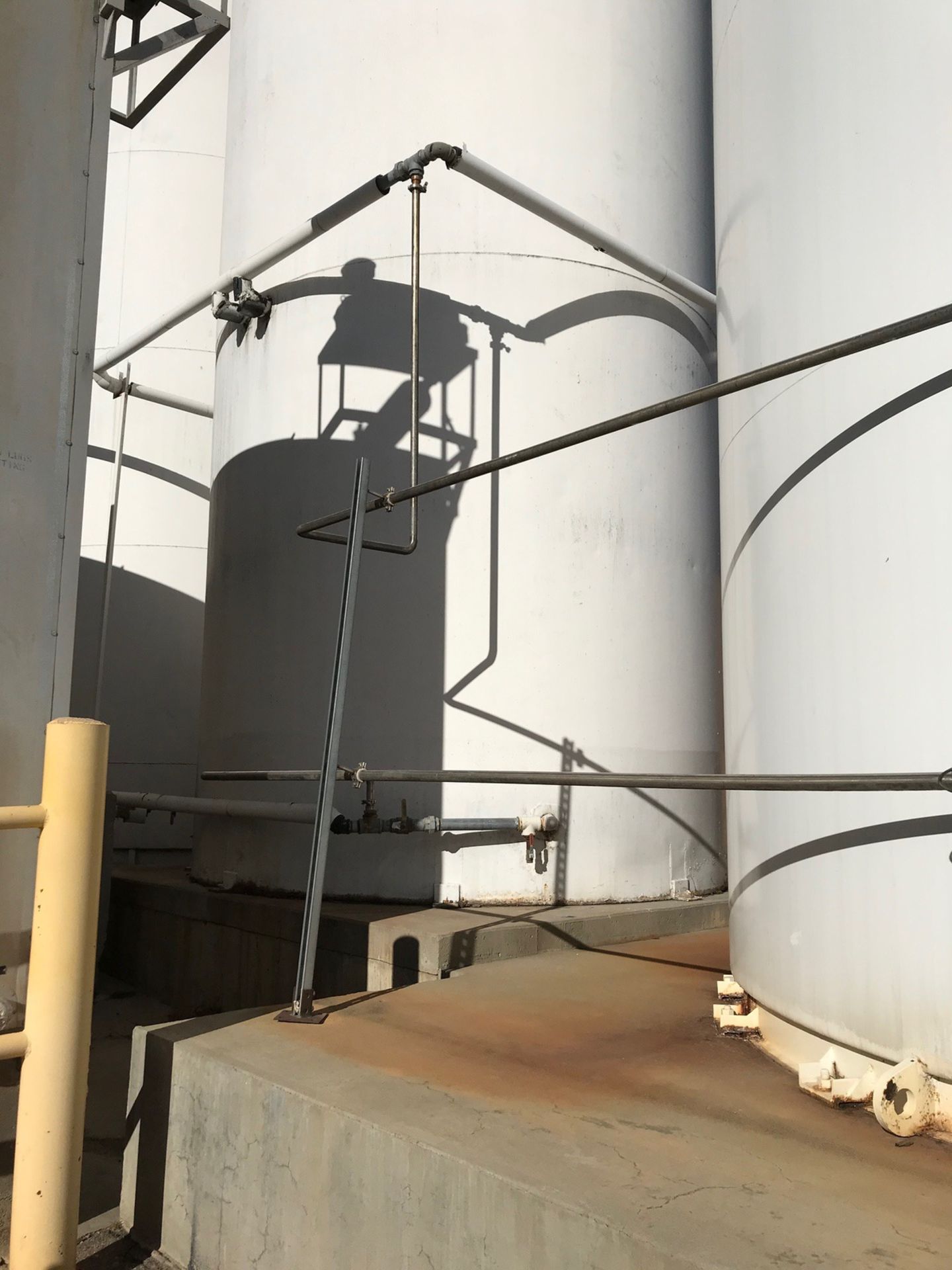 25,000 GALLON SILO, GLYCOL JACKETED, HORIZONTAL AGITATOR, AIR VALVE, CHECK VALVE, LE | Rig Fee $8000 - Image 4 of 6