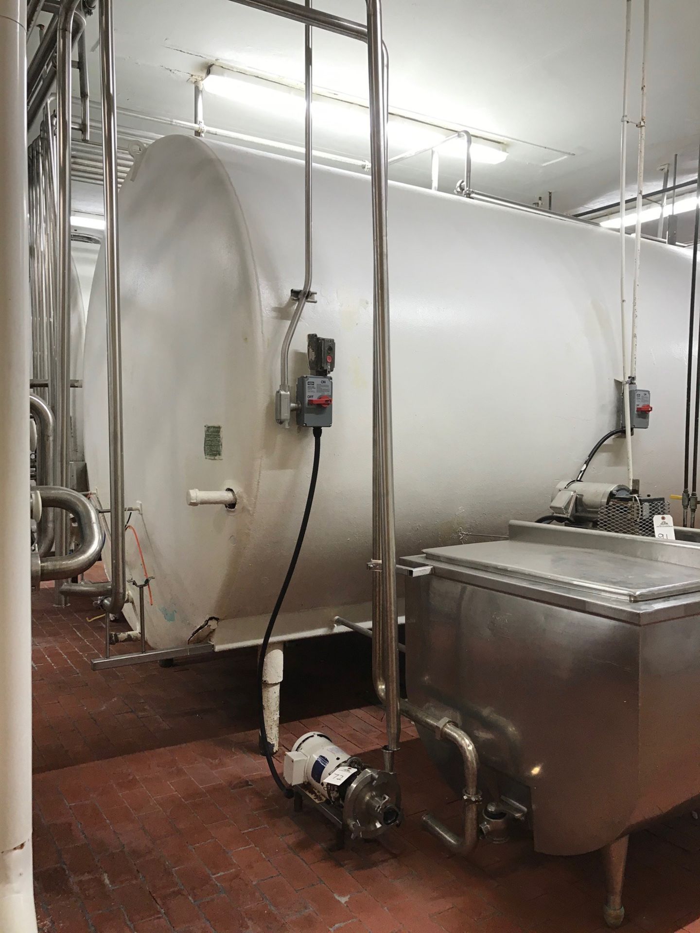 CE HOWARD 5000 GALLON HORIZONTAL TANK, STAINLESS STEEL FRONT, GLYCOL JACKETED, AIR | Rig Fee: $1800 - Image 3 of 3