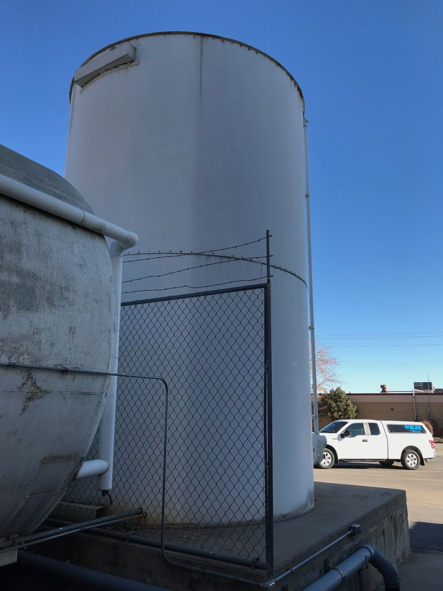 6000 GALLON FRUCTOSE SUGAR TANK, WITH PUMP, HEATER, INSULATED, LEVEL GAUGE, APPROXI | Rig Fee: $1800 - Image 2 of 4