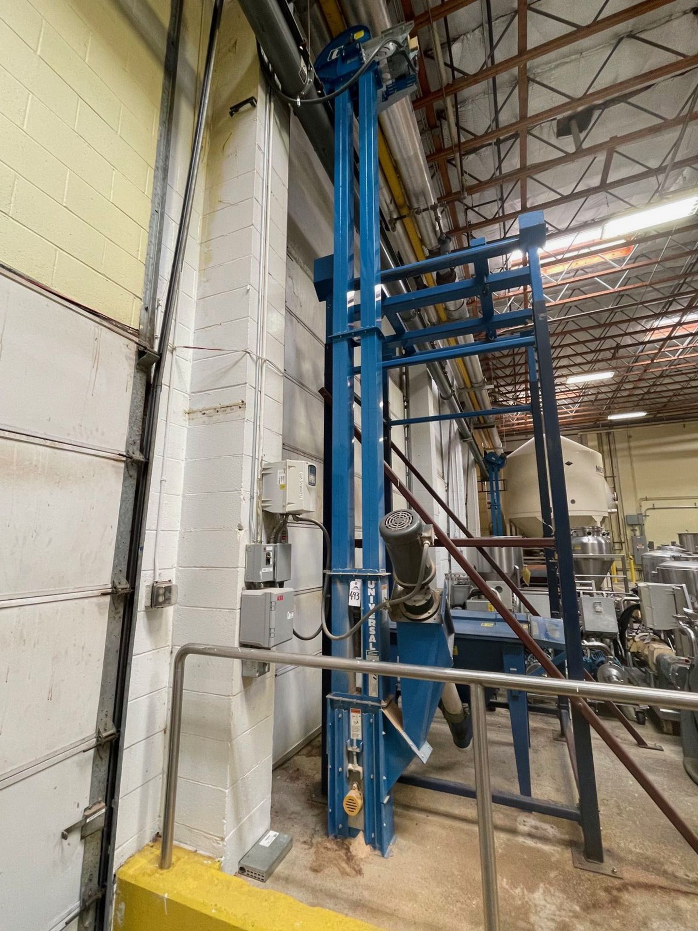 UNIVERSAL B3-200 BUCKET ELEVATOR, 17' TALL | Rig Fee: 550