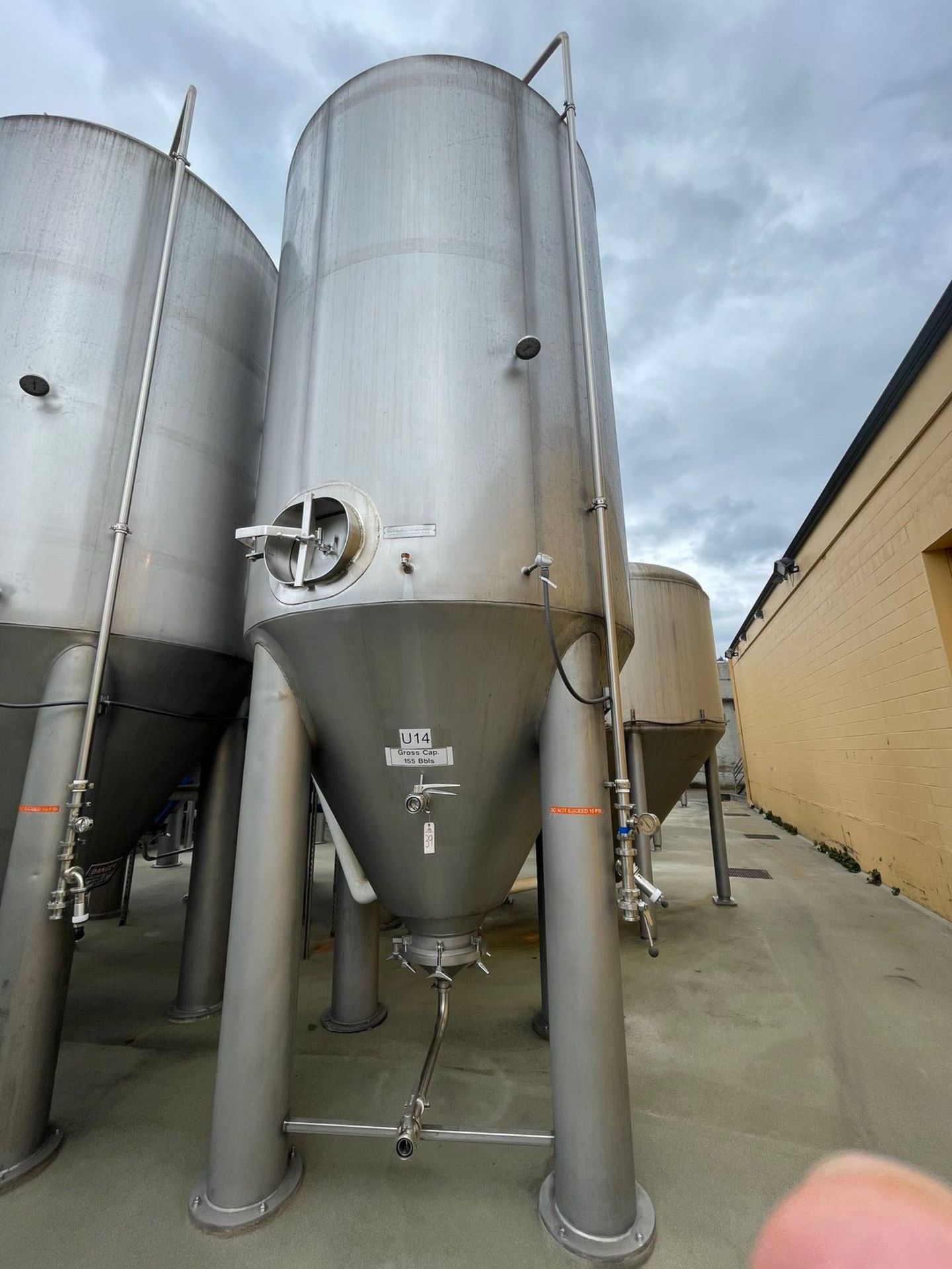 MUELLER 155 BBL UNITANK FERMENTER WITH 20 PSI RATING (5000 GALLON JACKETED TANK) | Rig Fee: 2500