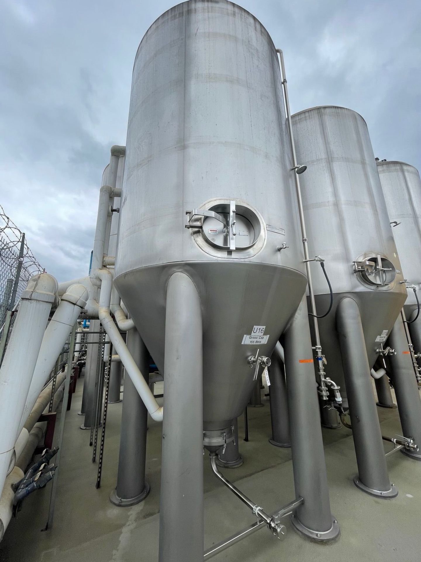MUELLER 155 BBL UNITANK FERMENTER WITH 20 PSI RATING (5000 GALLON JACKETED TANK) | Rig Fee: 2500
