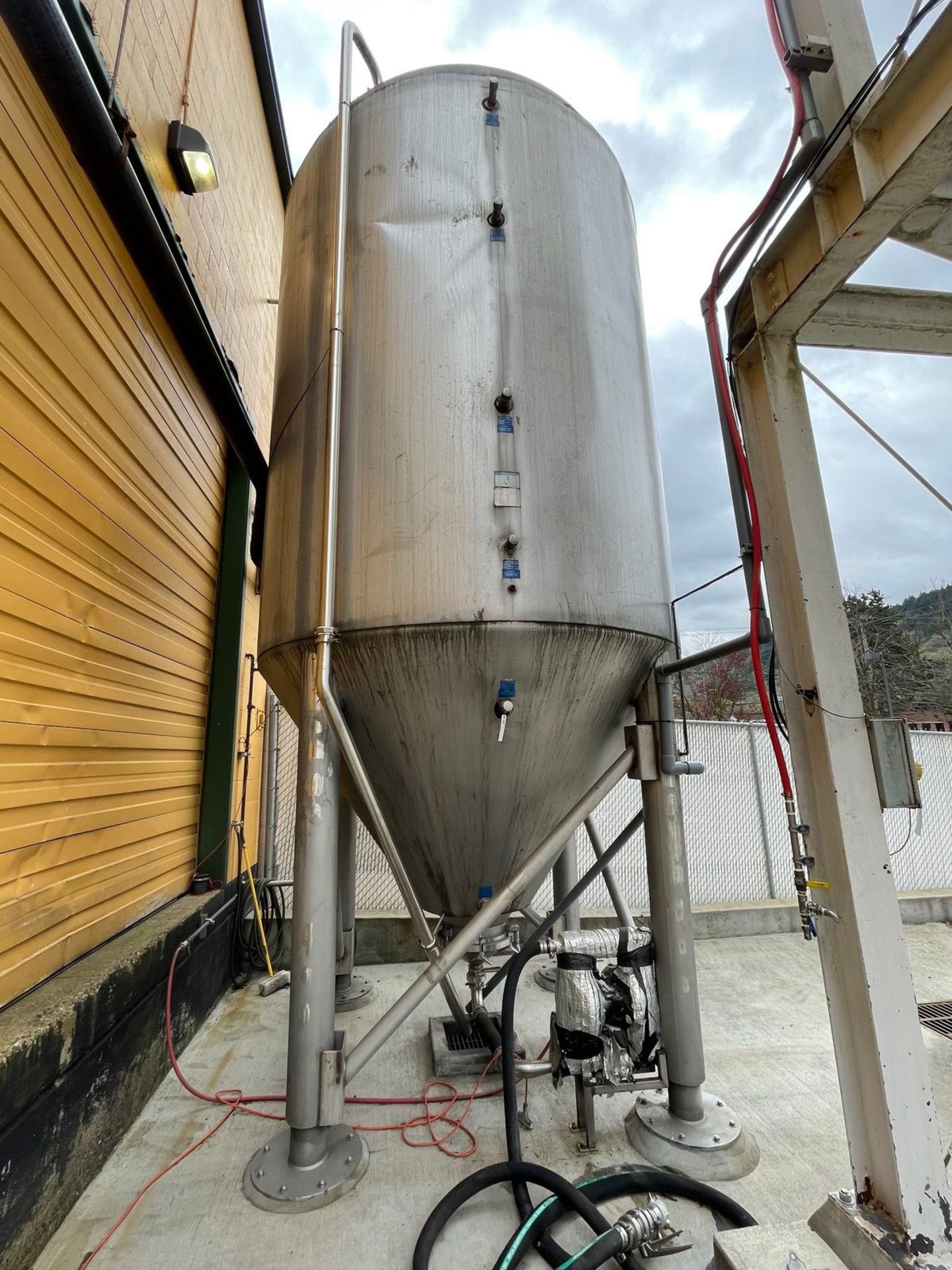 MUELLER 240 BBL SPENT YEAST TANK WITH 26 PSI RATING (7500 GALLON JACKETED TANK), | Rig Fee: 3000 - Image 2 of 5