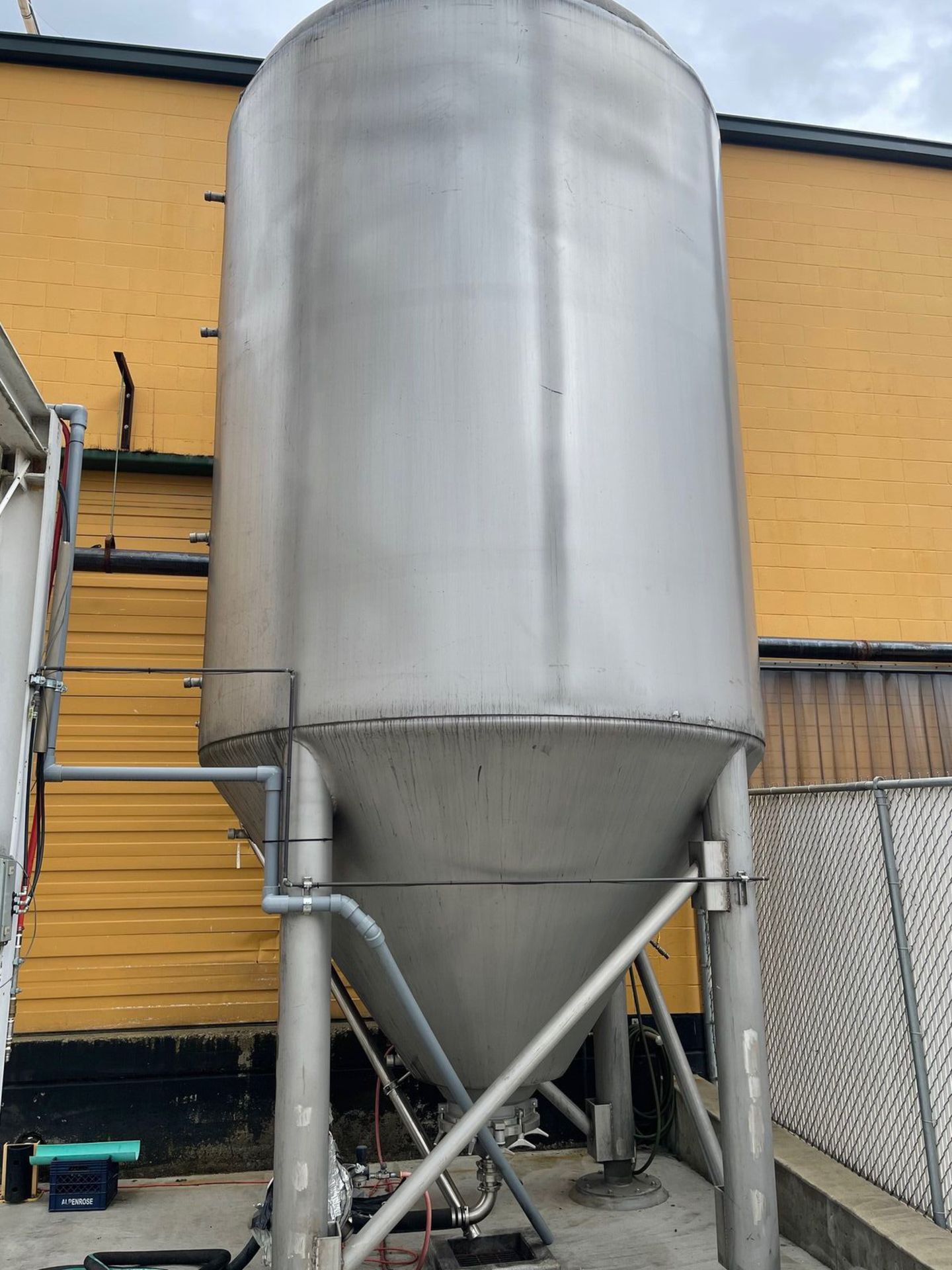 MUELLER 240 BBL SPENT YEAST TANK WITH 26 PSI RATING (7500 GALLON JACKETED TANK), | Rig Fee: 3000