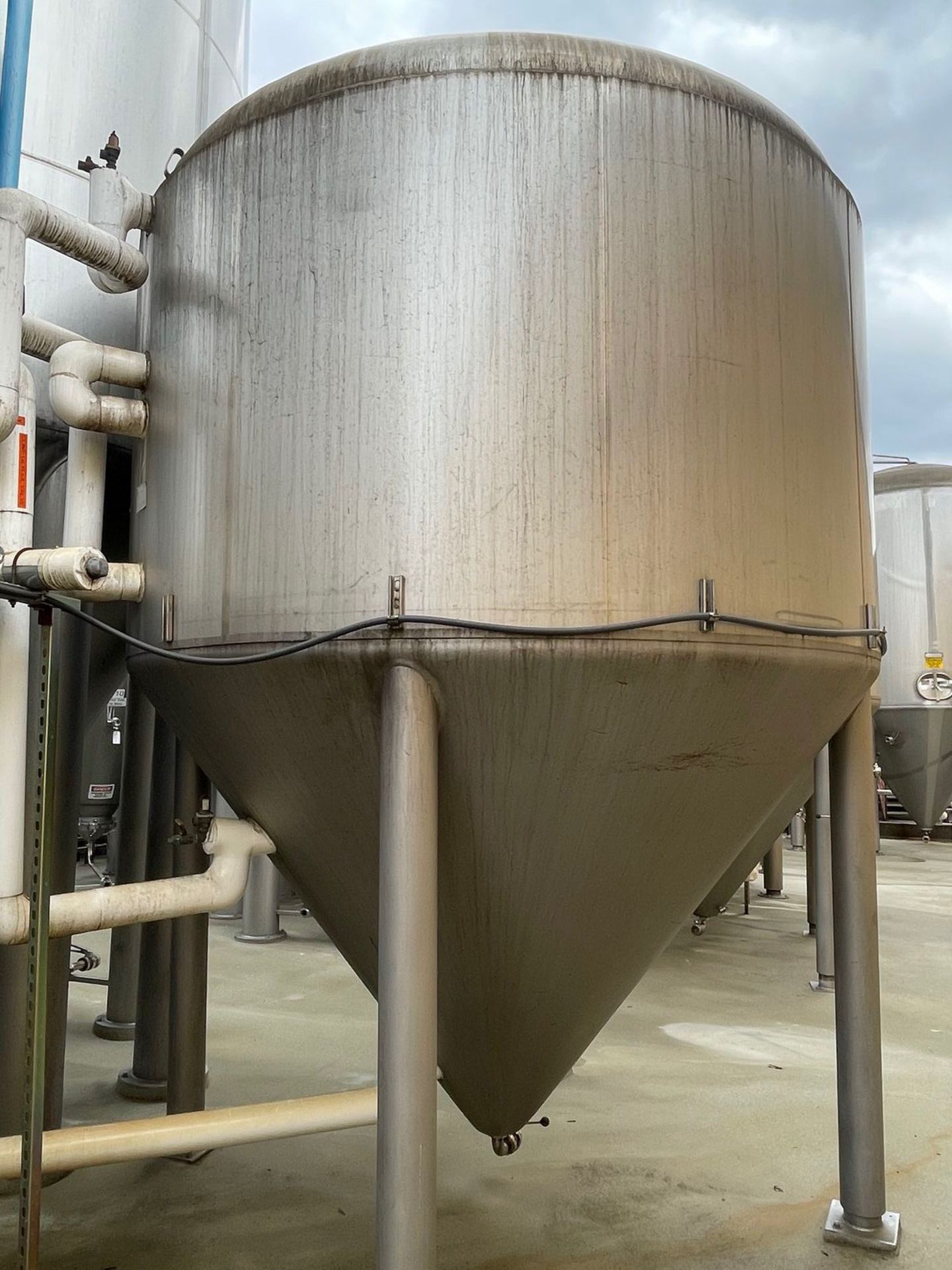 MUELLER 150 BBL UNITANK FERMENTER (4500 GALLON JACKETED TANK), +100 PSI JACKET D | Rig Fee: 2500 - Image 3 of 5