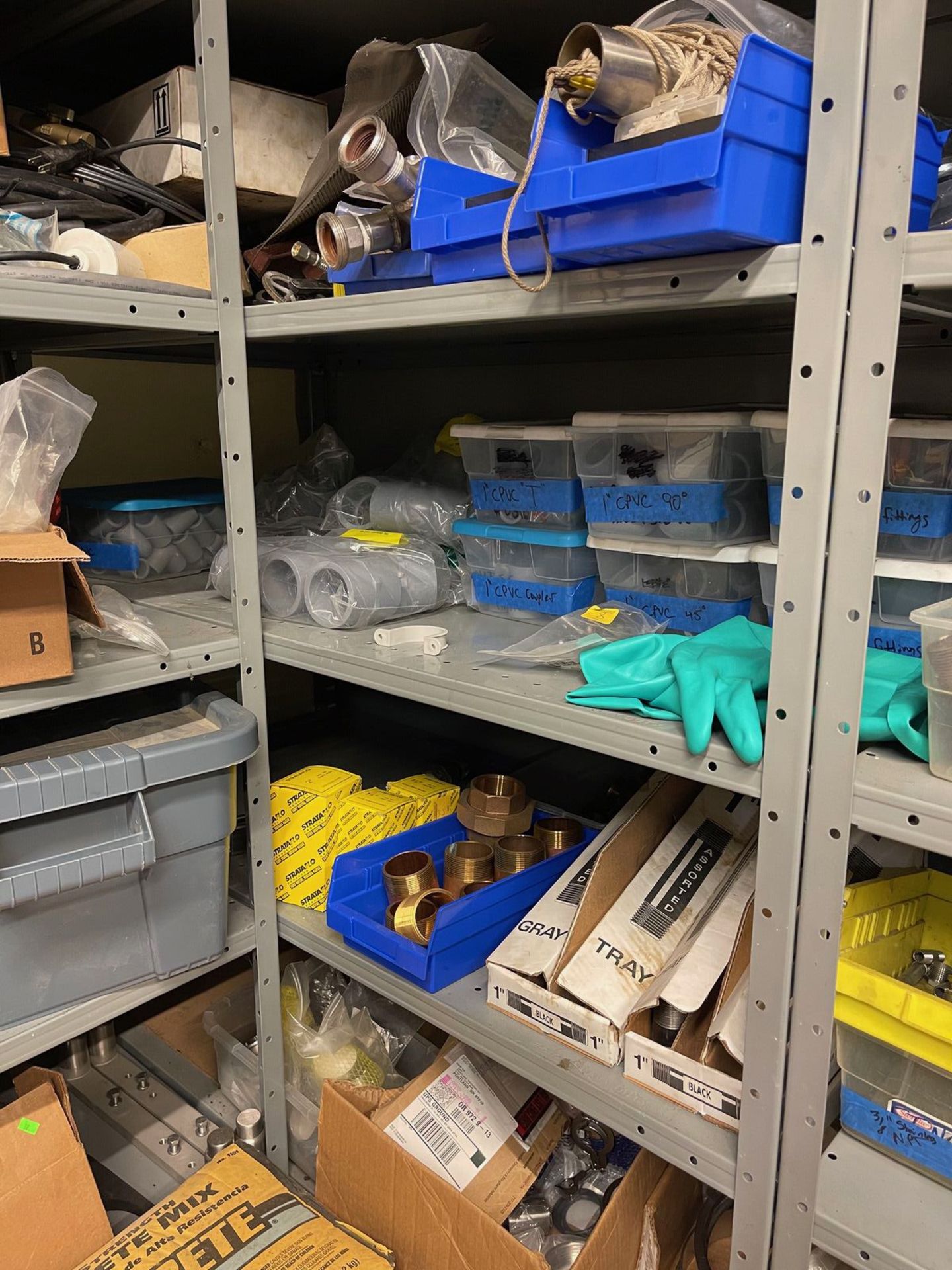 CONTENTS OF ENTIRE SHELVING UNIT TUCKED INTO CORNER, IN BETWEEN LOT 359 AND 361 | Rig Fee: 100 - Bild 2 aus 2