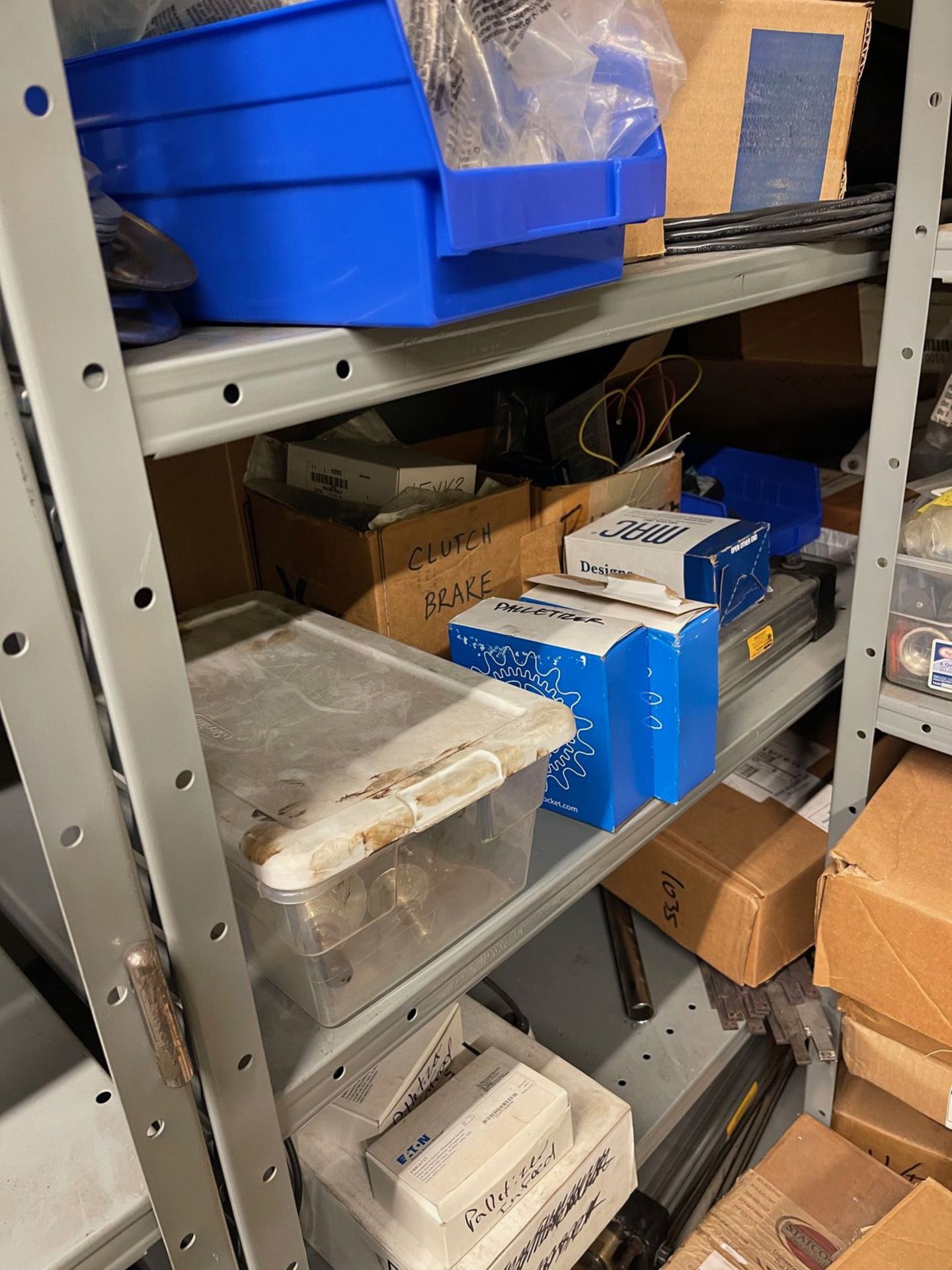 CONTENTS OF ENTIRE SHELVING UNIT TUCKED INTO CORNER, TO LEFT OF LOT 355 | Rig Fee: 50 - Bild 2 aus 2