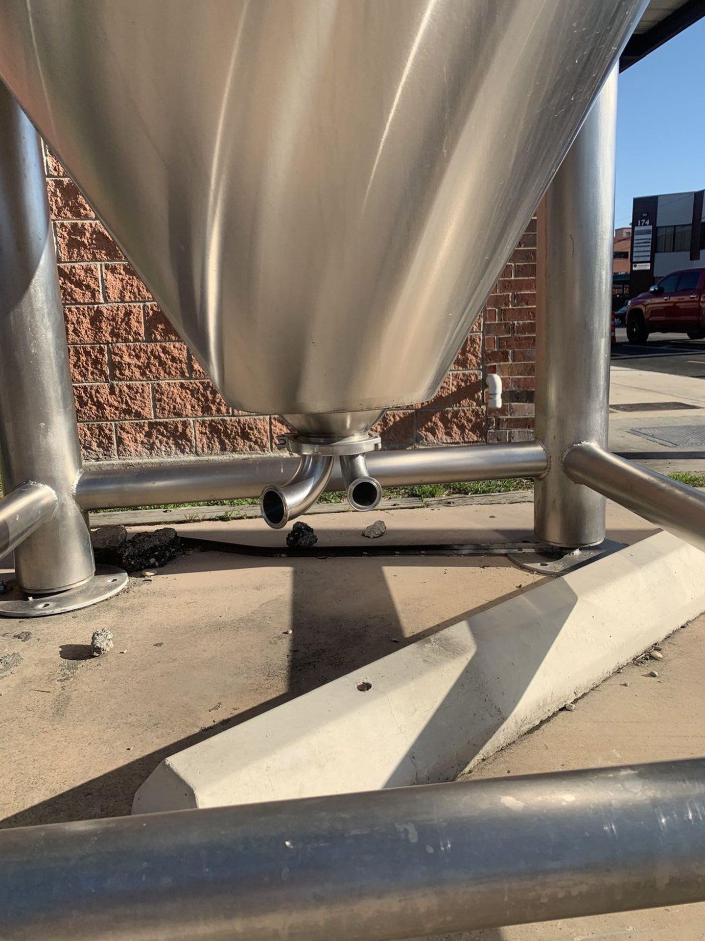 2013 MARKS DESIGN 60 BBL FERMENTER, GLYCOL JACKETED, S/N: 13114 (LOC: TEXAS) | Rig Fee: 900 - Image 3 of 9