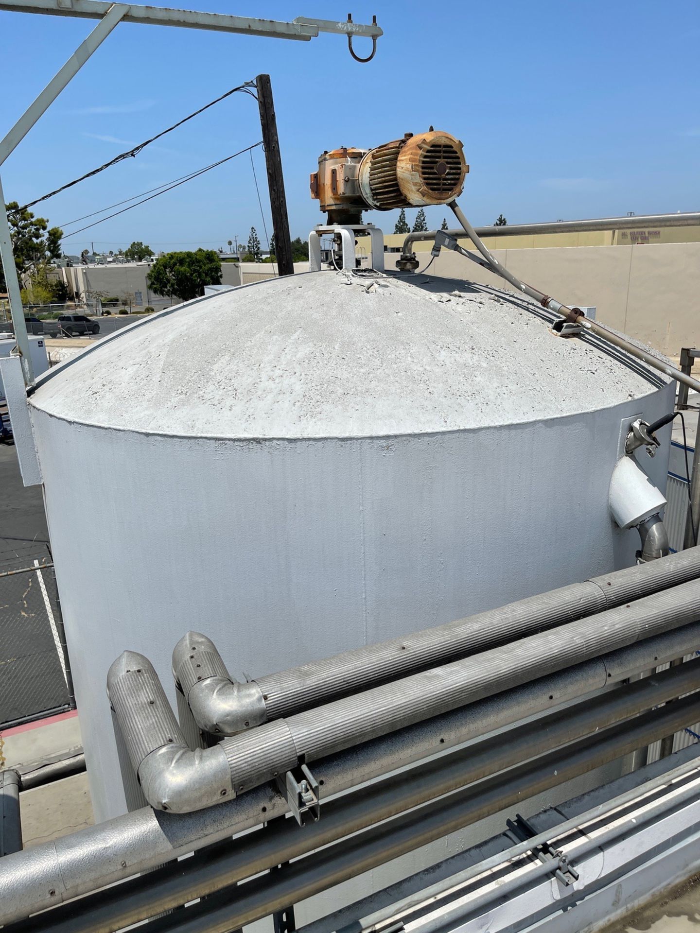 6,000 Gallon Cherry Burrell Jacketed Silo, Top Mounted Vertical Agitator, Approx. 8' | Rig Fee $6500 - Image 2 of 5