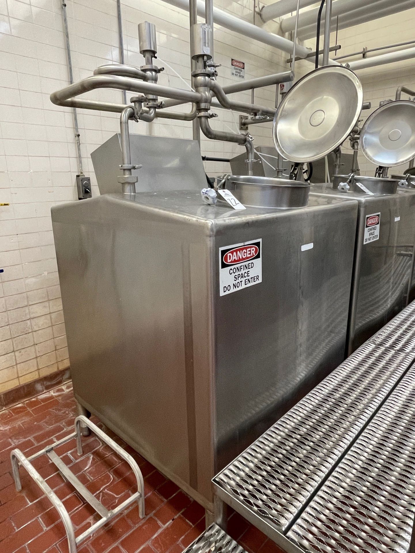 540 Gallon Stainless Steel Flavor Tank, Top Mounted Agitator, Approx. 50" x 50" x 6. | Rig Fee $350