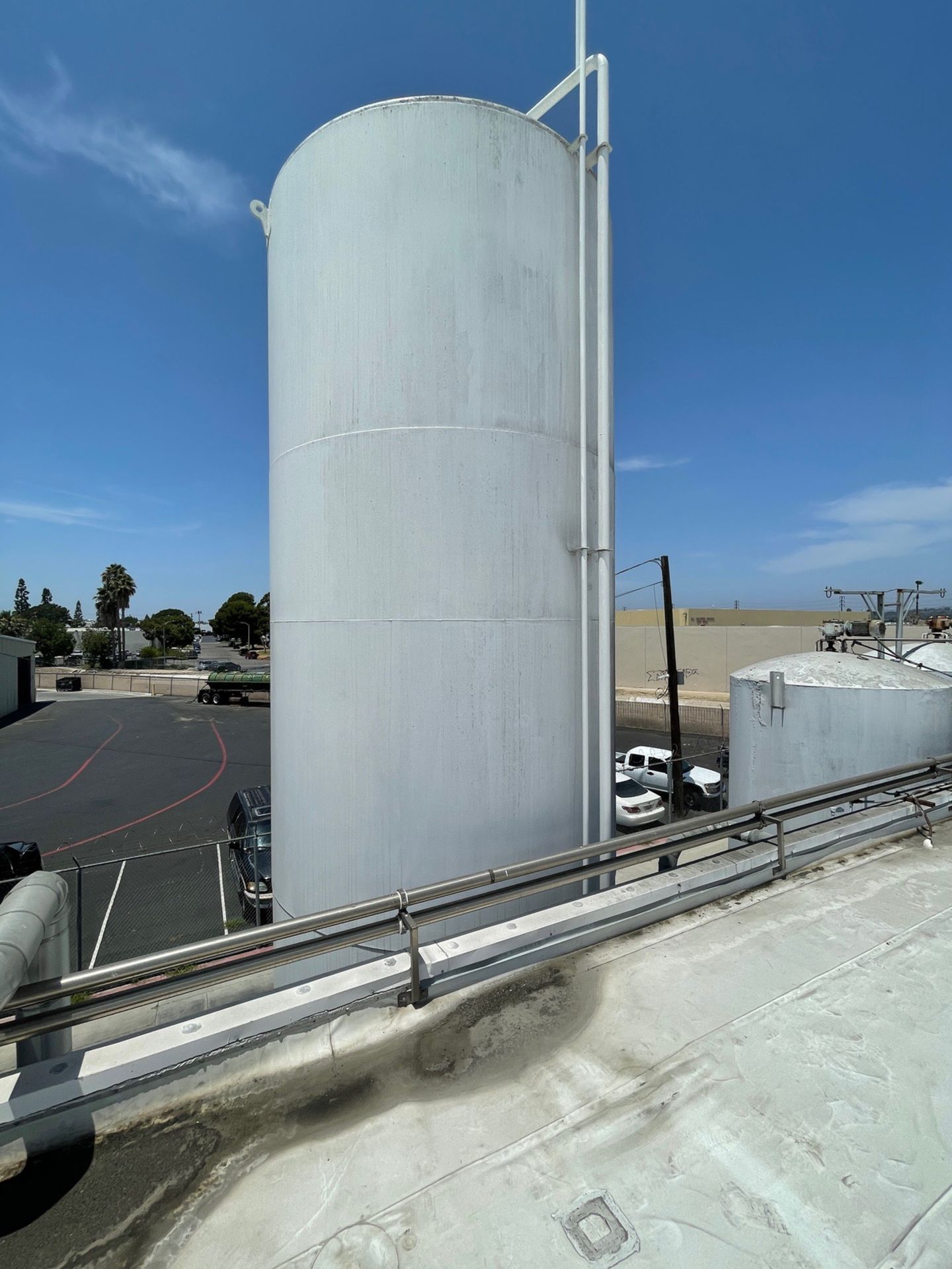 15,000 Gallon C.E. Howard Jacketed Silo, Horizontal Agitator, Approx. 10' Diameter x | Rig Fee $6500 - Image 2 of 6