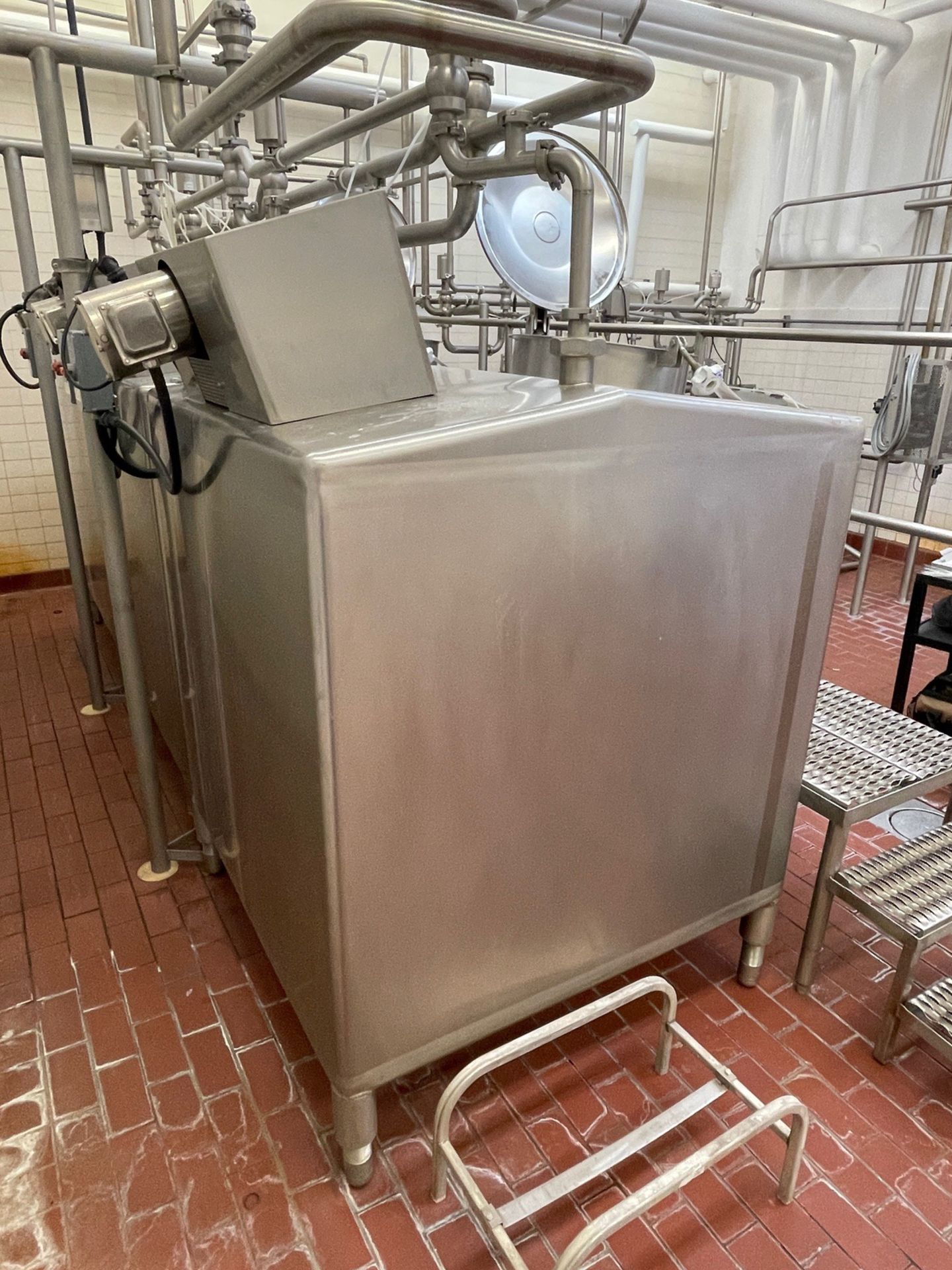 540 Gallon Stainless Steel Flavor Tank, Top Mounted Agitator, Approx. 50" x 50" x 6. | Rig Fee $350 - Image 2 of 4