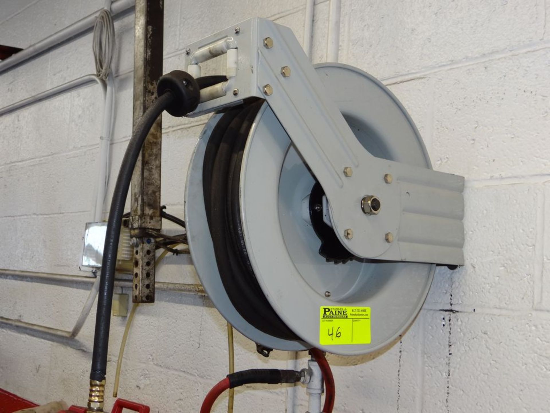 (1) 3/8" X 50 FT Auto Rewind Air Hose Reel. 300 PSI