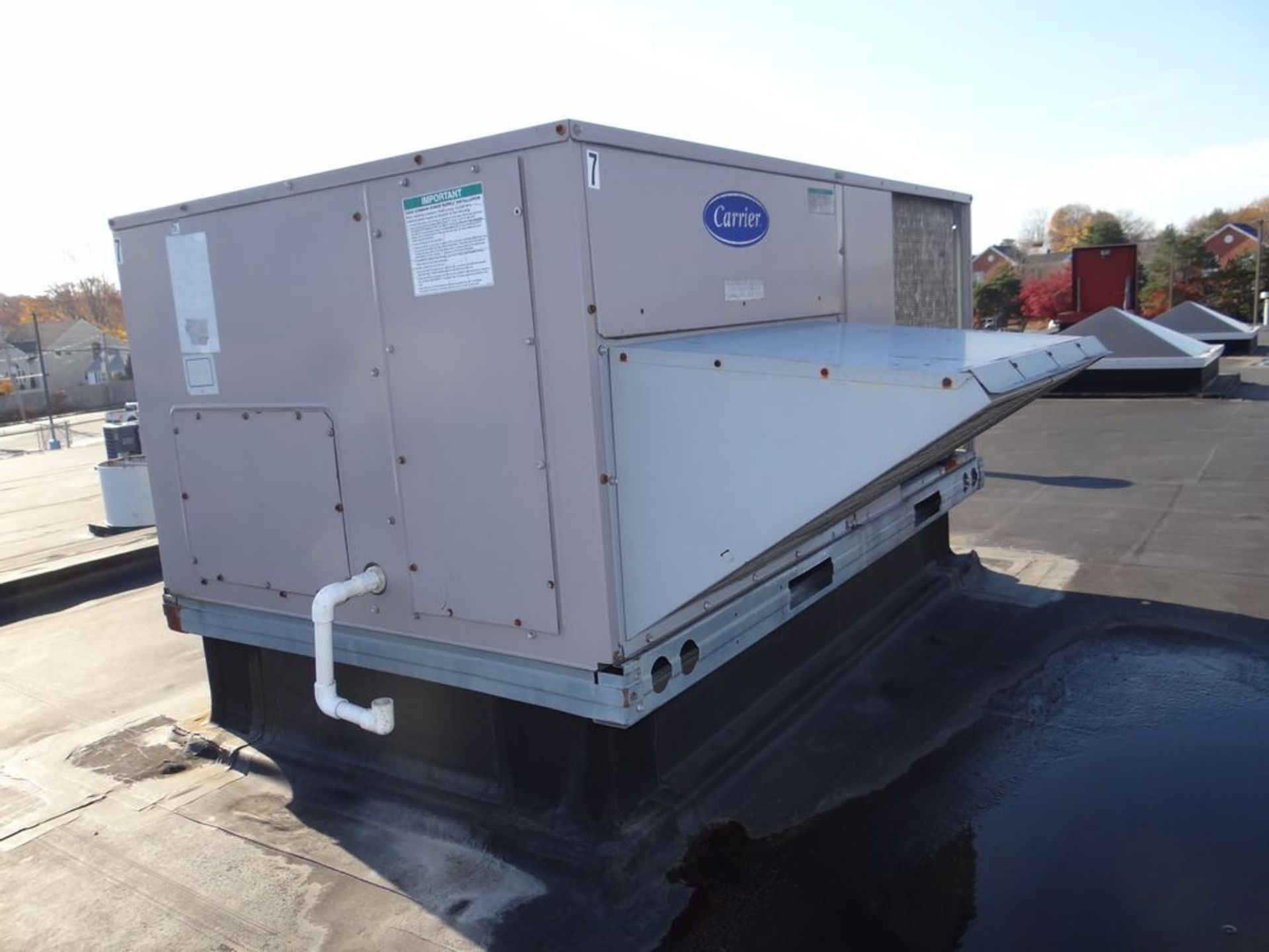 (1) Carrier 48TFF006-501GA Single-Package Rooftop Units. Gas Heating/Electric Cooling. - Image 2 of 5