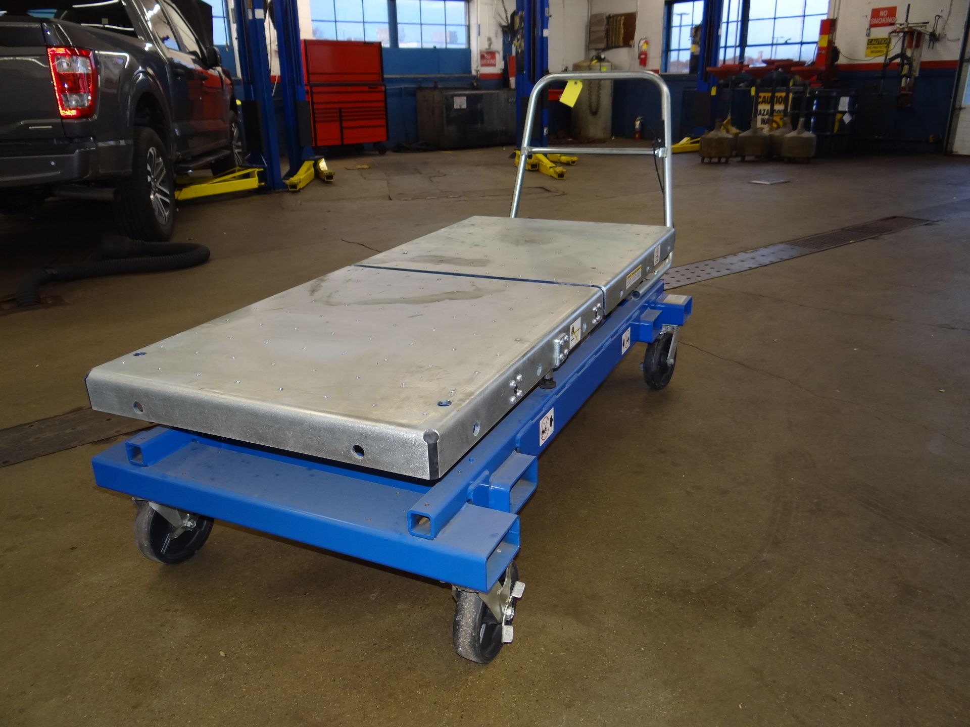 (1) 3K Mobile Lift Table. 3,080 Pound Capacity. - Image 2 of 2