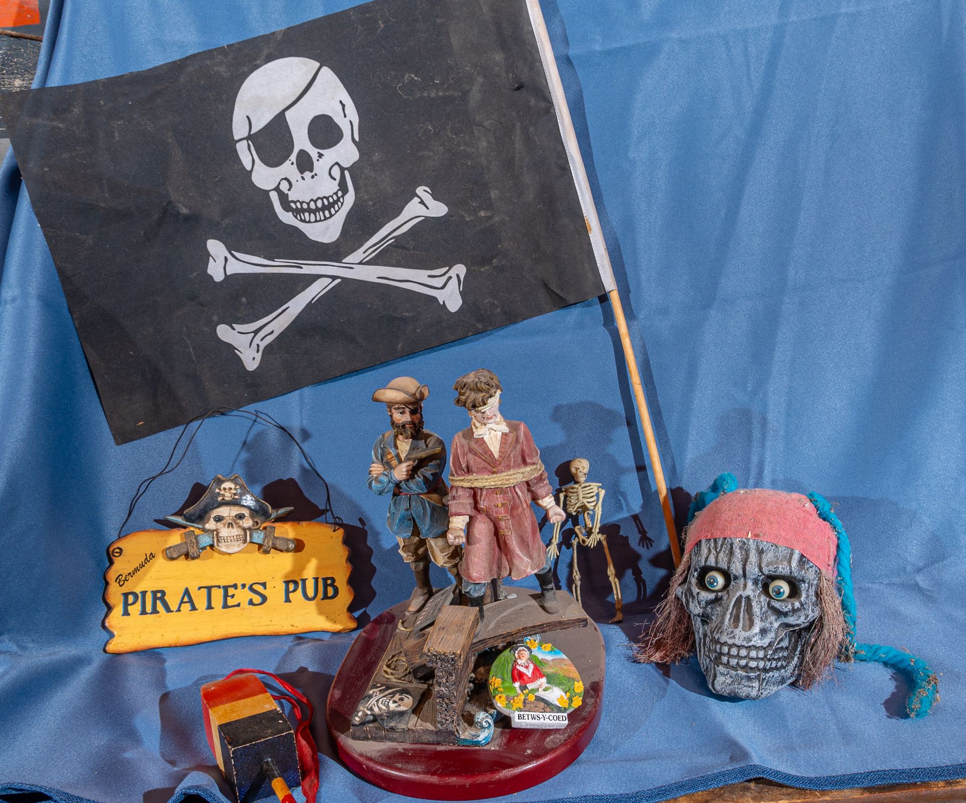 [Lot] Pirate Décor C/O: Skull, Flag, Wood Sign, Figurines, Etc.