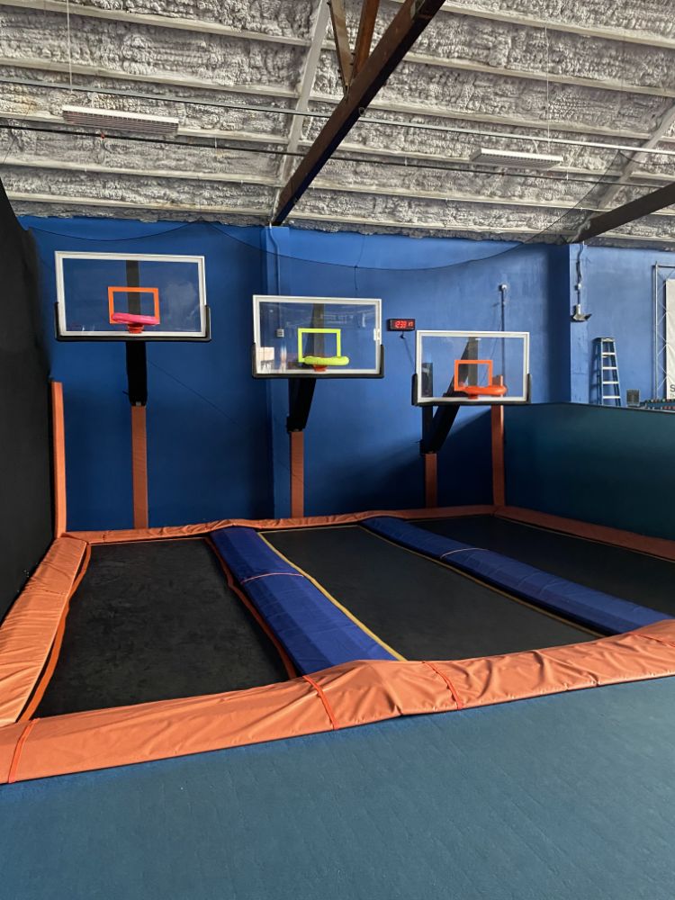 TRAMPOLINE PARK - SNACK BAR - SKY SLAM - FOAM PITS - DODGEBALL, LIGHT & SOUND EQUIPMENT