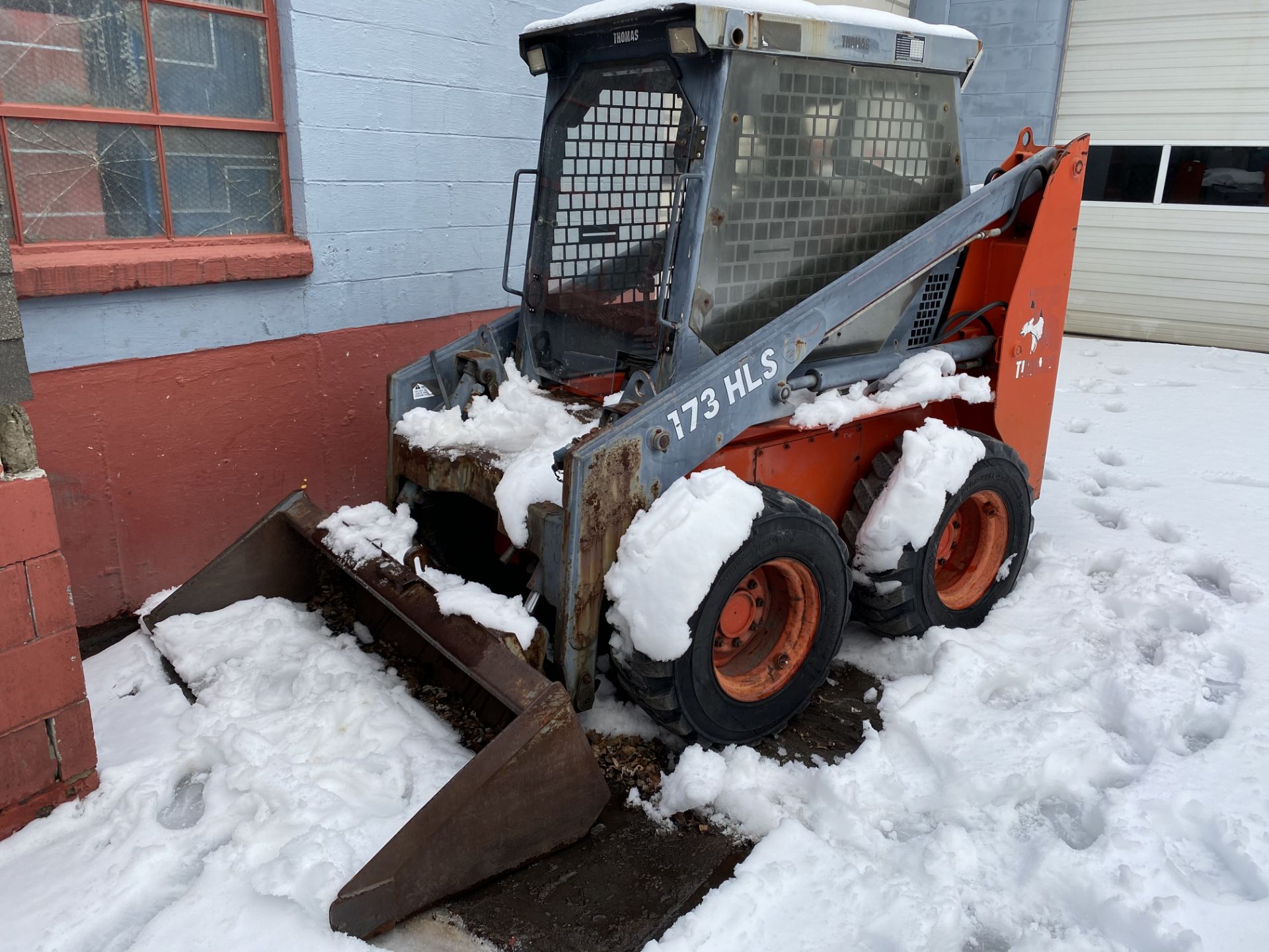 Thomas #173 HLS Enclosed Cab Rubber Tired Skid Steer w/6' Bucket - Hrs: 901 - Machine Runs