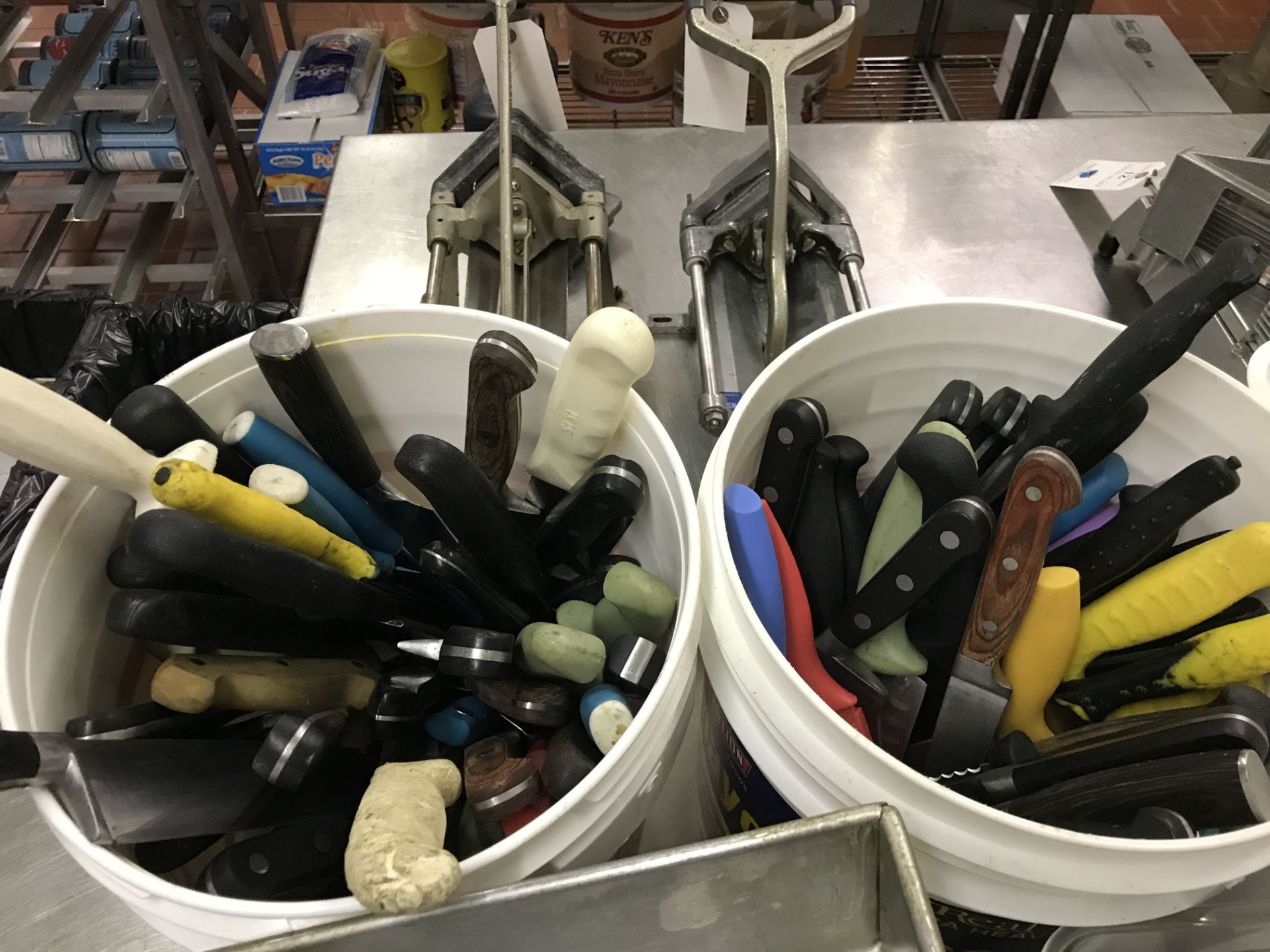 {LOT} Large Quantity of Utensils in Buckets c/o: Knives, Strainers, Inserts, Etc. - Image 3 of 3