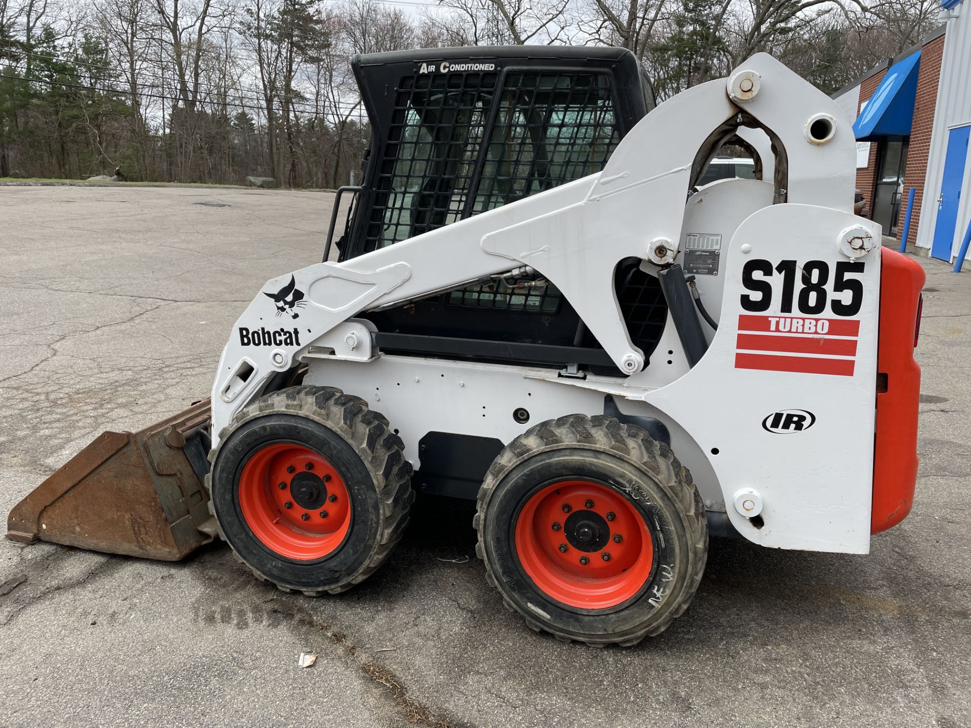 Bobcat S185 Rubber Tired Skid Steer, 961 Hours, Heat/AC, Windshield, Good Glass Machine Runs, 68"Buc - Image 14 of 20