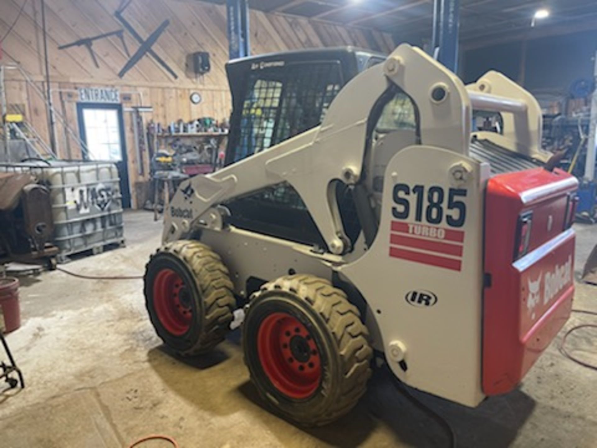 Bobcat S185 Rubber Tired Skid Steer, 961 Hours, Heat/AC, Windshield, Good Glass Machine Runs, 68"Buc - Image 3 of 20