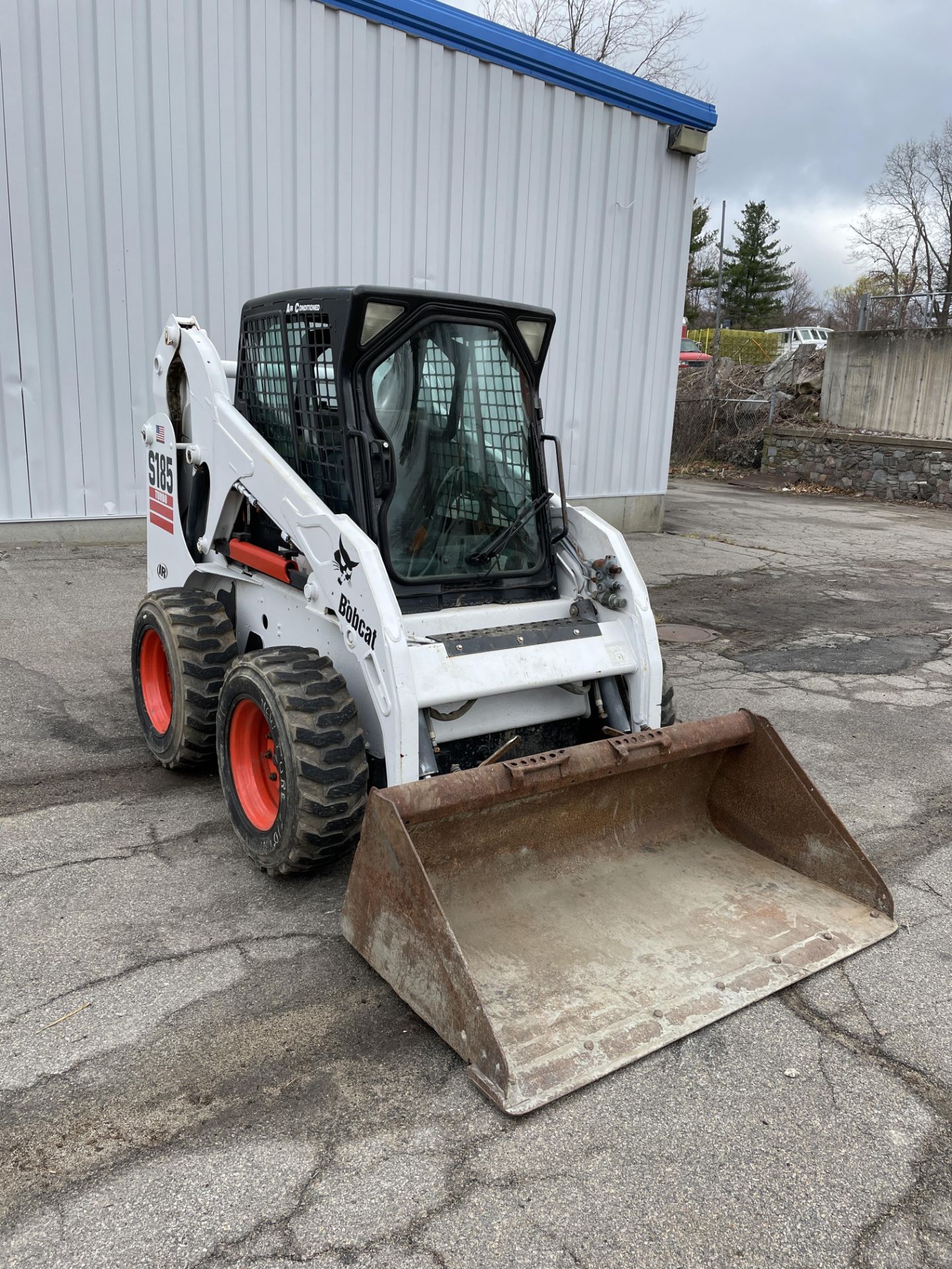 Bobcat S185 Rubber Tired Skid Steer, 961 Hours, Heat/AC, Windshield, Good Glass Machine Runs, 68"Buc