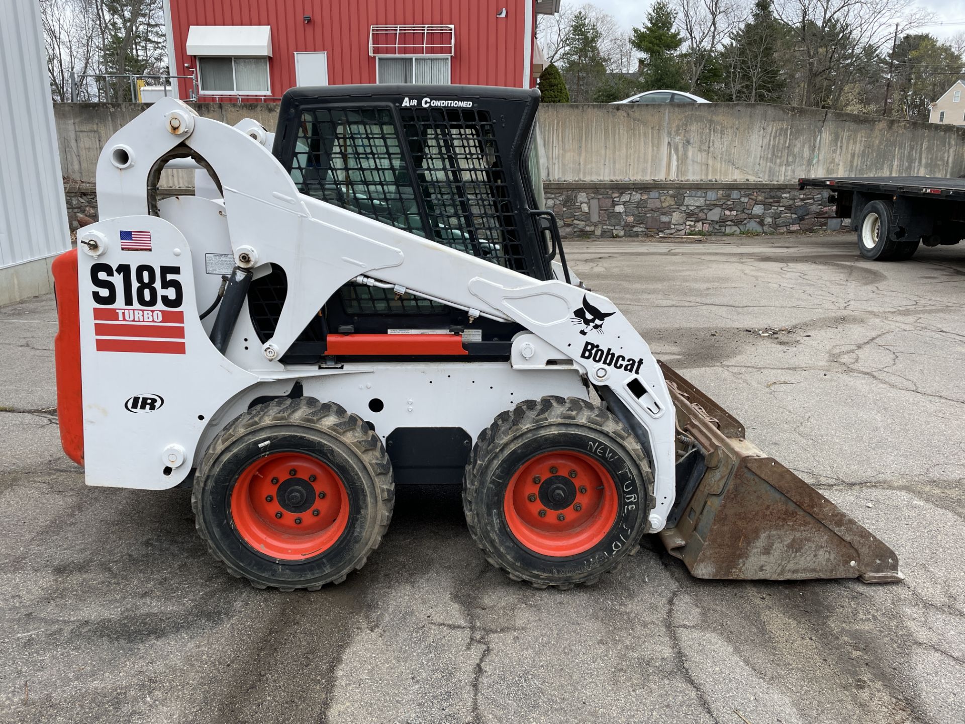 Bobcat S185 Rubber Tired Skid Steer, 961 Hours, Heat/AC, Windshield, Good Glass Machine Runs, 68"Buc - Image 2 of 20