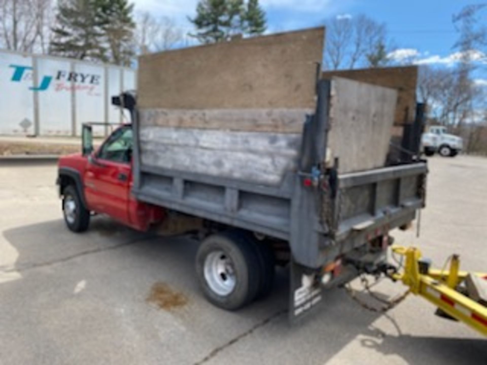 2001 GMC 3500 Sierra 6 Wheel Dump Truck, v8 Gas, Automatic, 4x4, Odom: 182,000, Truck Runs See desc - Image 3 of 6