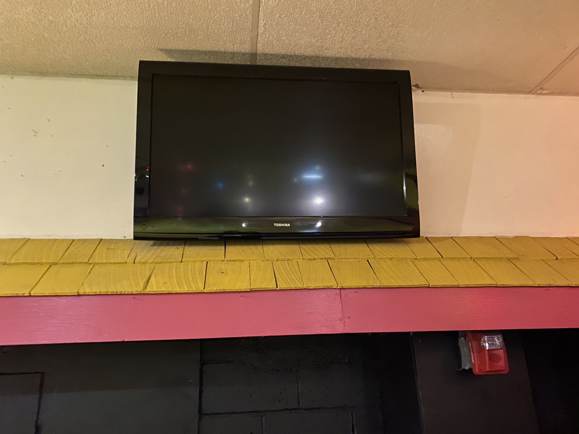 (2) Insignia 32" Flat Panel TVs