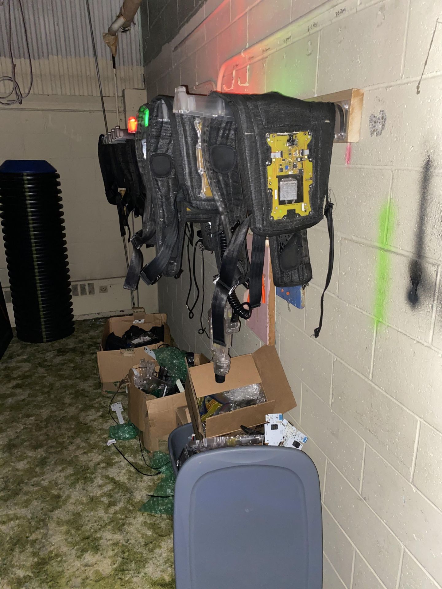 {LOT} Laser Tag Setup c/o: (18) Rift Guns w/(18) Rift Vests, Rift Charging System & Controller - Image 4 of 7