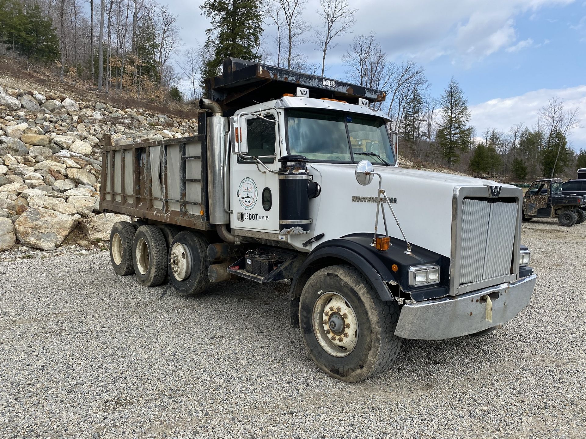 2000 Western Star 12 Wheel Dump w/ Drop Axle, Cat Diesel C10 6 CYL. 78,000 GVWR, ODOM 323,142, - Image 3 of 8