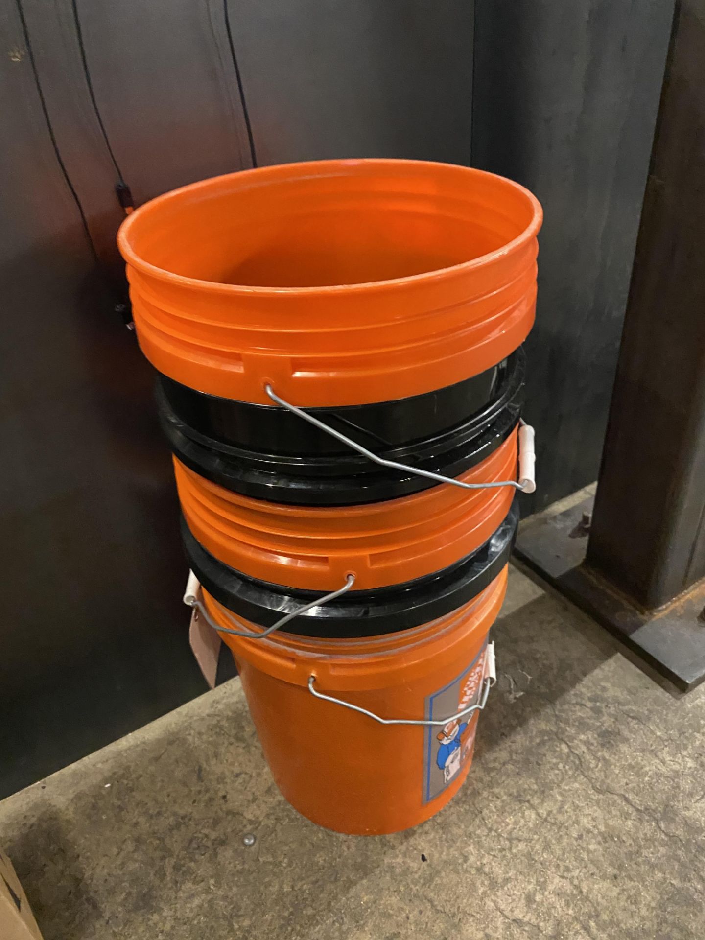 {LOT} 5 Gallon Buckets