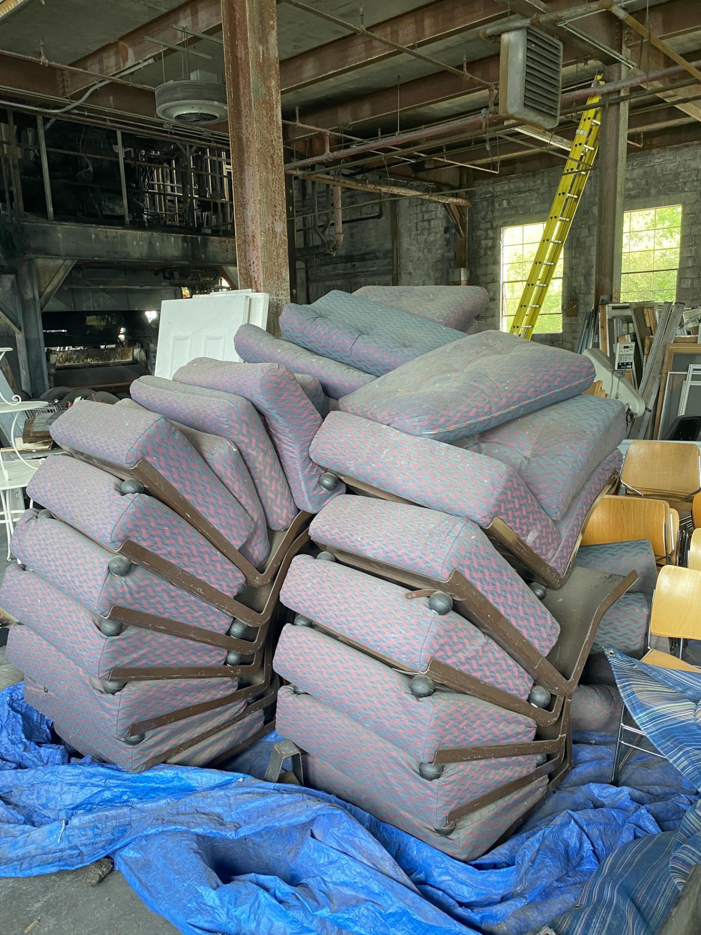 (Lot) cushioned Chairs Approx. 18 - Image 2 of 2