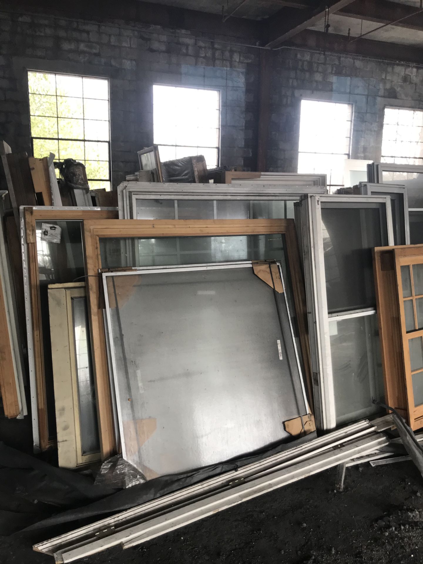 (Lot) asst. Windows & Doors