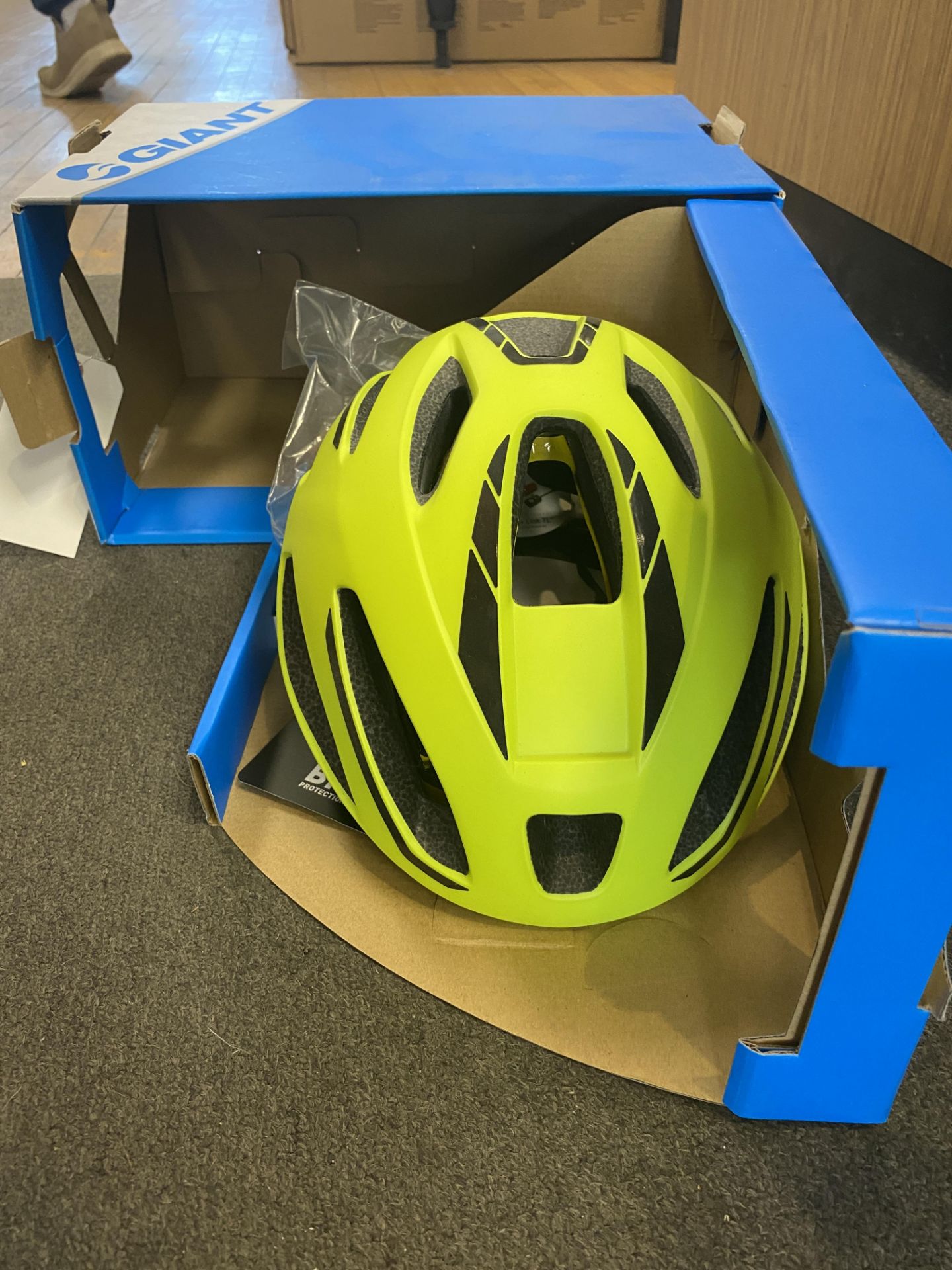 Giant Strive MIPS Helmet 55- 59 CM $100 Retail