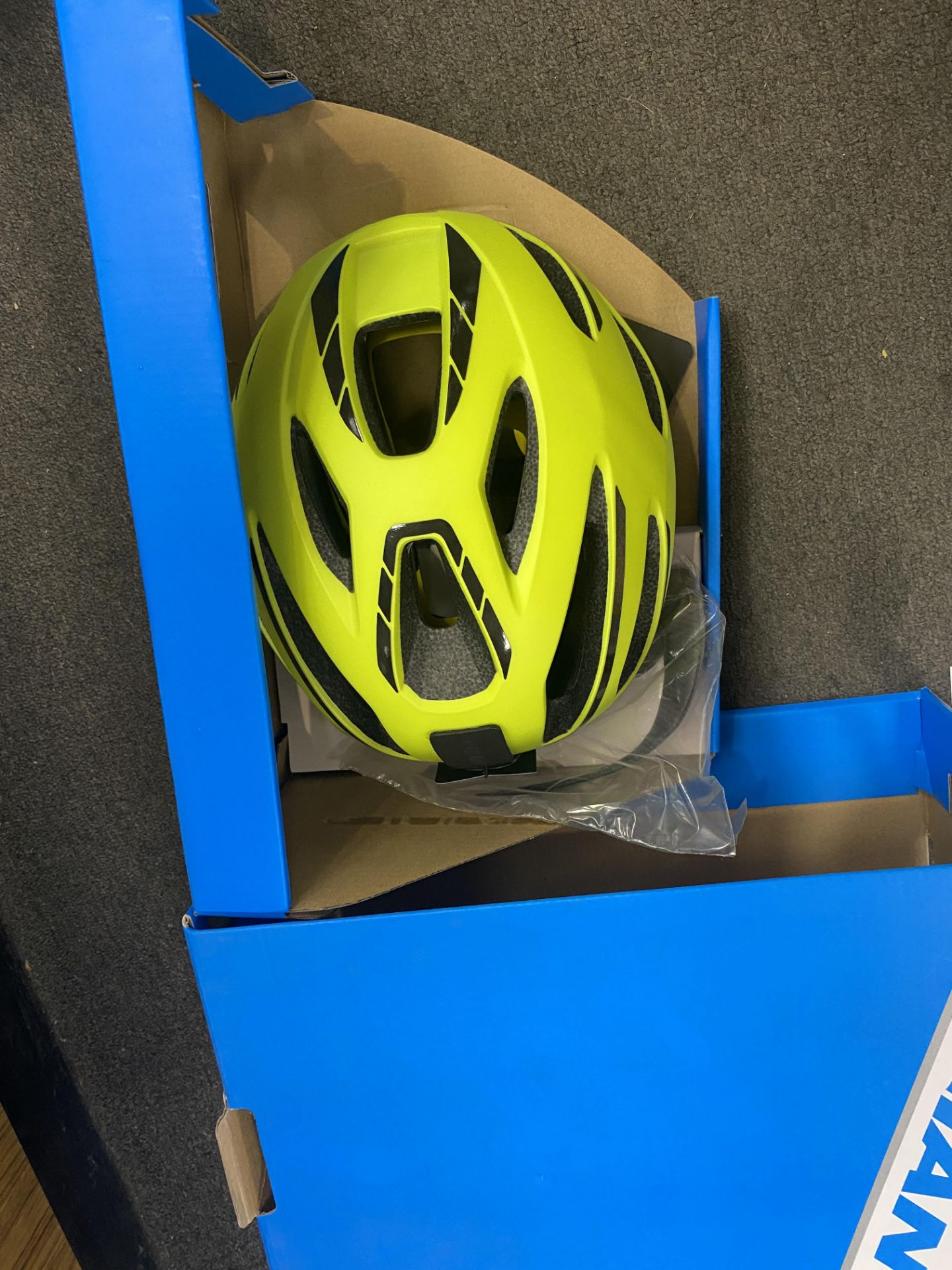 Giant Strive MIPS Helmet 55- 59 CM $100 Retail - Image 3 of 3